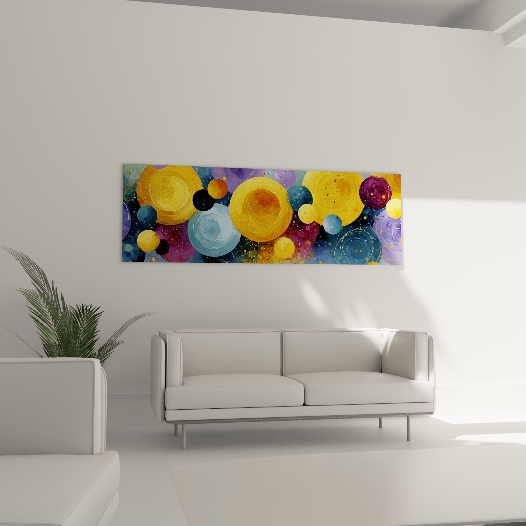 Orbes bleu pétrole et dorées rythment ce tableau géométrique abstrait au-dessus d'un canapé dans un salon lumineux