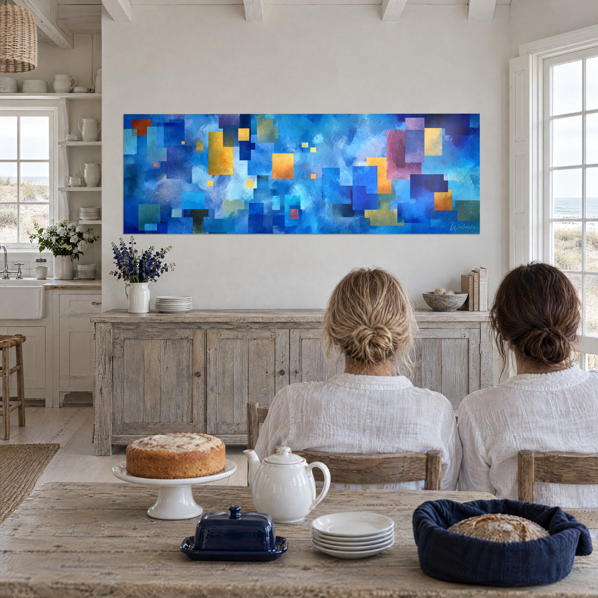 Gemälde Patchwork aus azurblauen und goldgelben Flächen mit sichtbaren Pinselstrichen, zwei Frauen von hinten, vor einer weiß getäfelten Wand