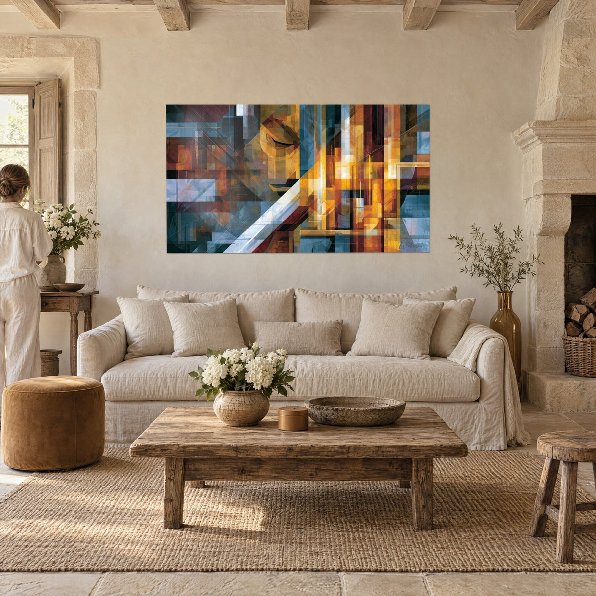Quadro profilo dorato con frammenti cubisti blu acciaio e ocra, appeso sopra un divano in un soggiorno luminoso