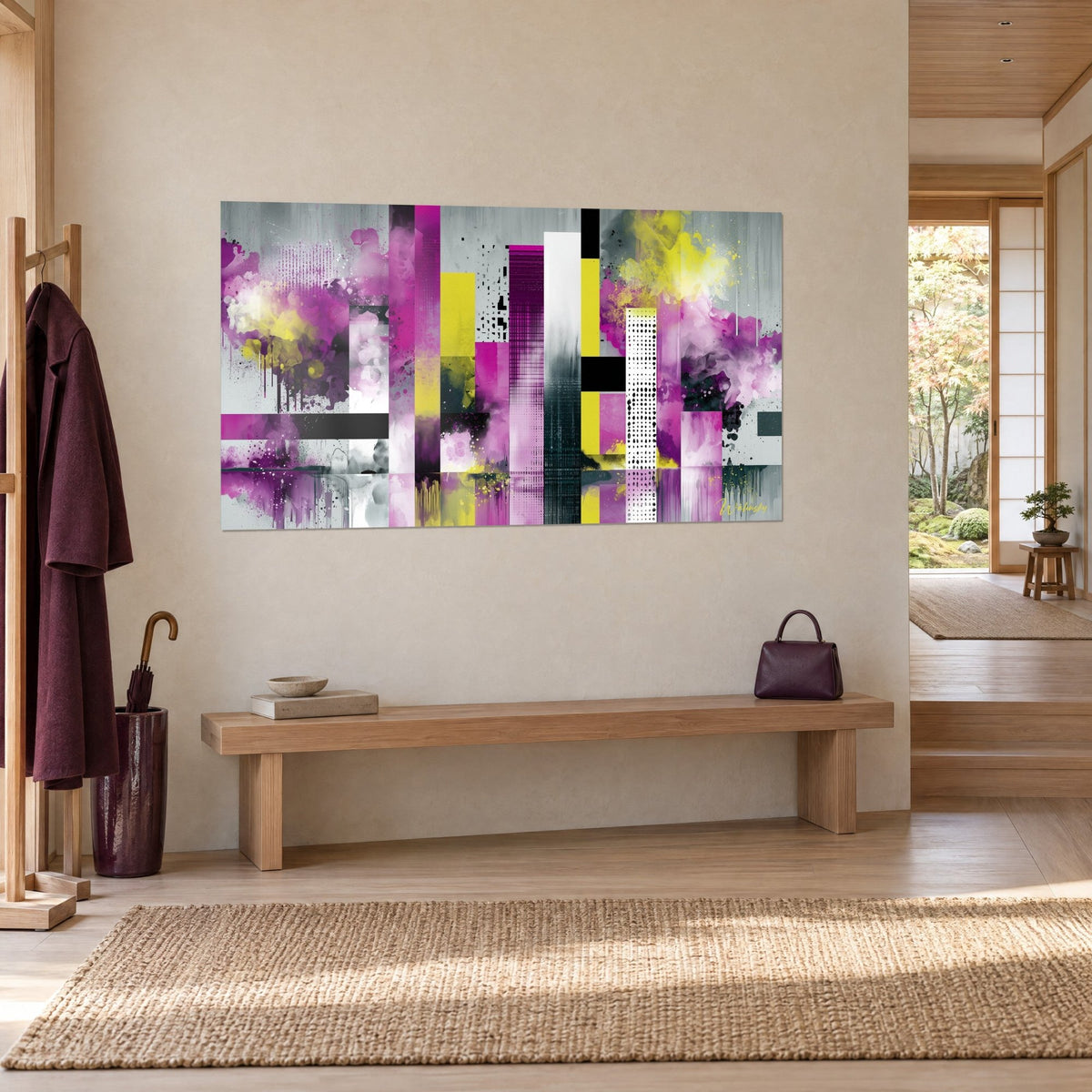 Gemälde mit fuchsiafarbenen, leuchtend gelben und schwarzen Rechtecken mit Schlieren, an einer beigen Wand neben einer Bank aus hellem Holz