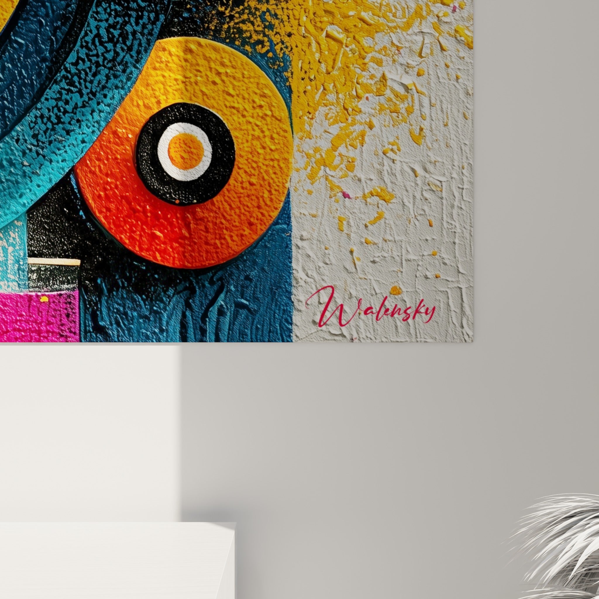 Empâtements colorés en jaune, magenta et bleu canard visibles en relief sur la toile accrochée
