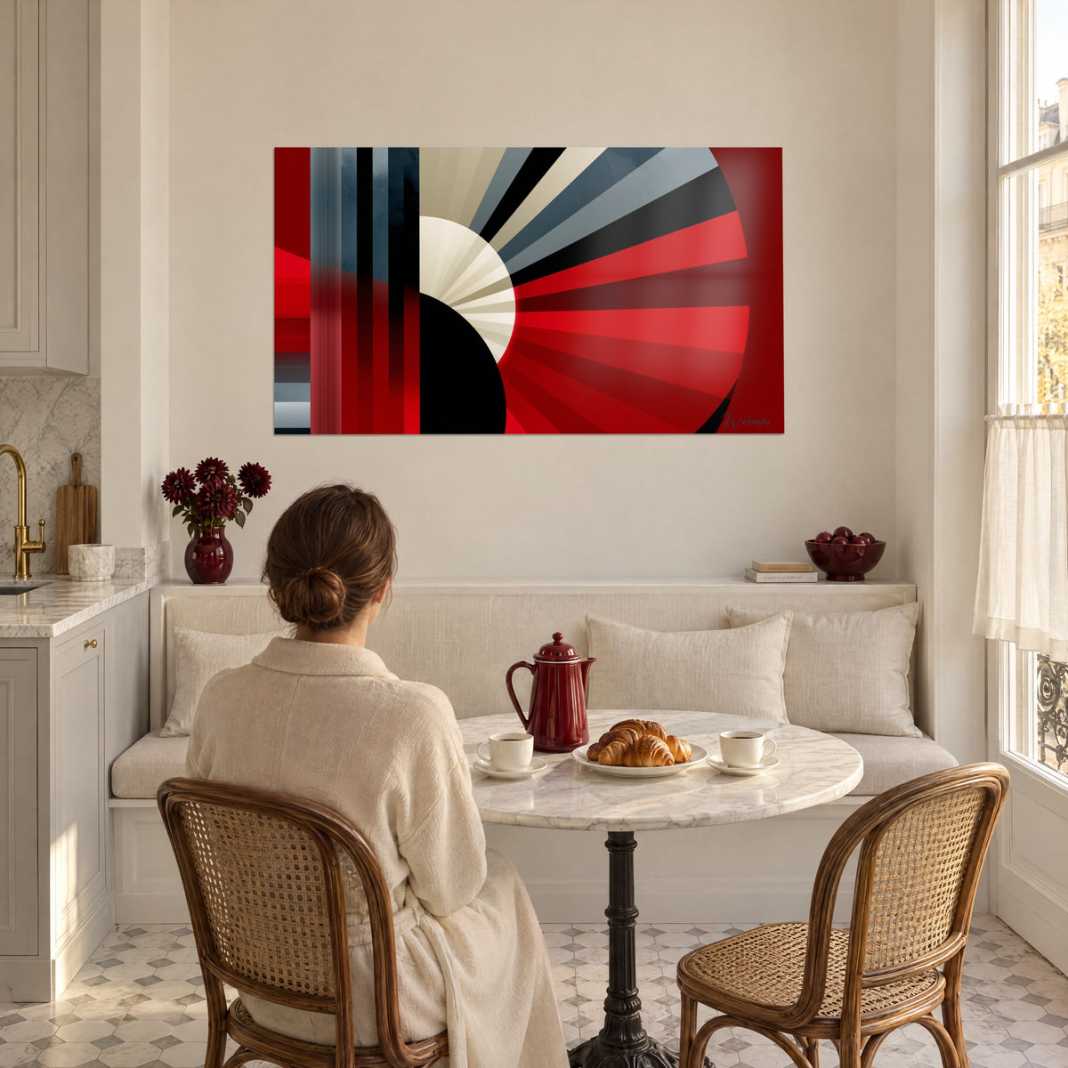 Tableau rosace abstraite aux rayons écarlates, grisés et crème, contemplée par une femme attablée devant un croissant, salon haussmannien