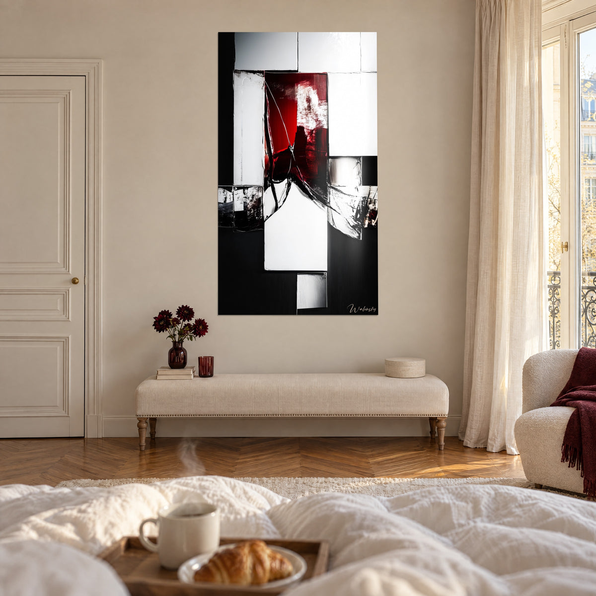 Cuadro abstracto rojo burdeos y blanco roto, rectángulos superpuestos, trazos negros de espátula, encima de una cama en un dormitorio luminoso