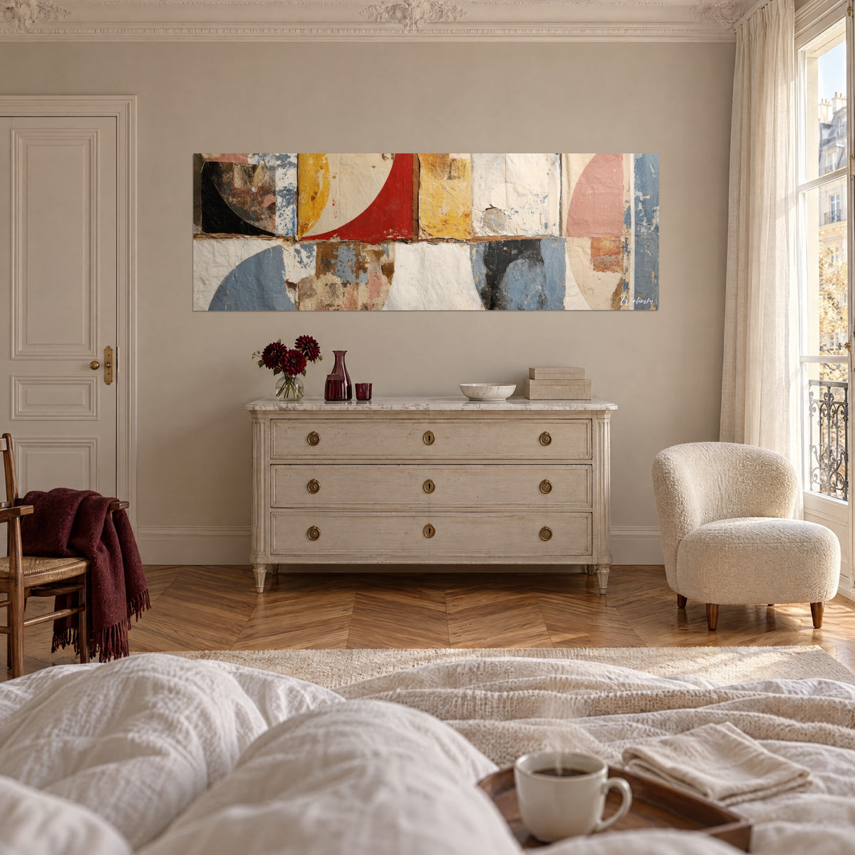 Cuadro cartel rasgado con semicírculos rosa empolvado y azul pizarra, superficies patinadas, sobre una cama en un dormitorio luminoso