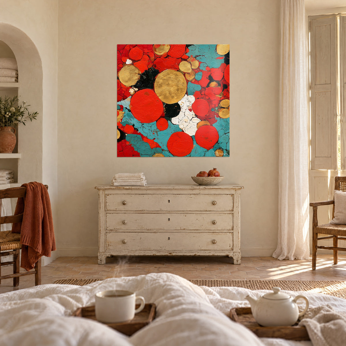 Tableau galets peints rouge vif, or et noir sur turquoise craquelé, face à un lit aux draps blancs, au-dessus d'un lit dans une chambre claire
