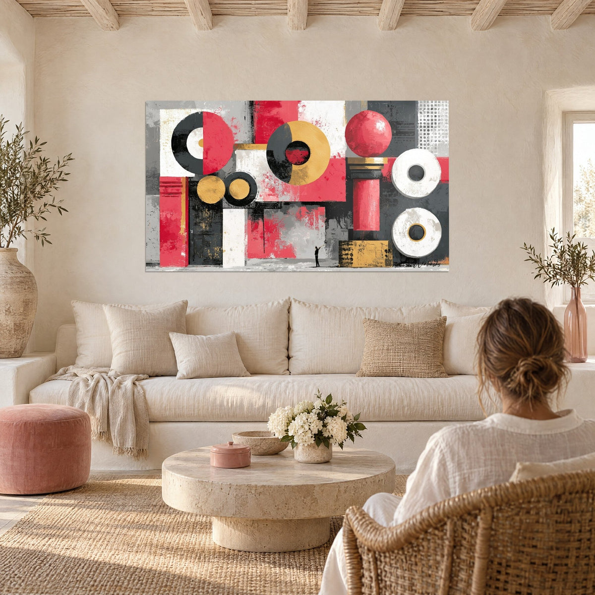 Gemälde scharlachrote und goldene Kreise auf kohlegrauem Grund, winzige Silhouette vor den Scheiben, über einem Sofa in einem hellen Wohnzimmer