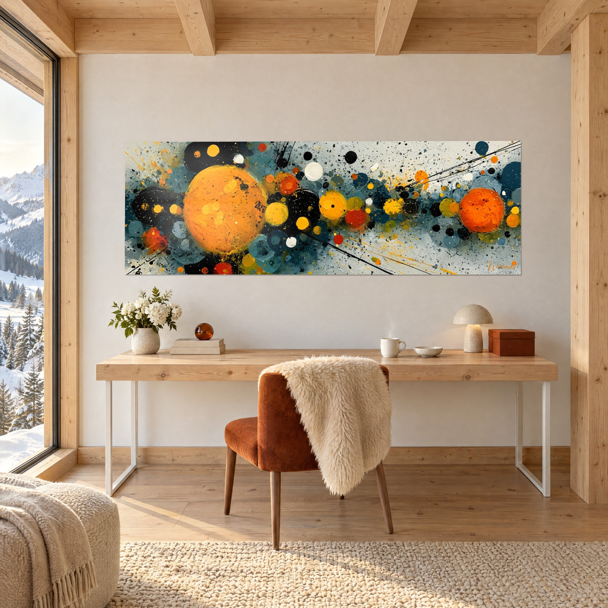 Tableau gros soleil jaune vif et astre orange cerclés de points noirs, éclaboussures grises, face à un bureau en bois clair