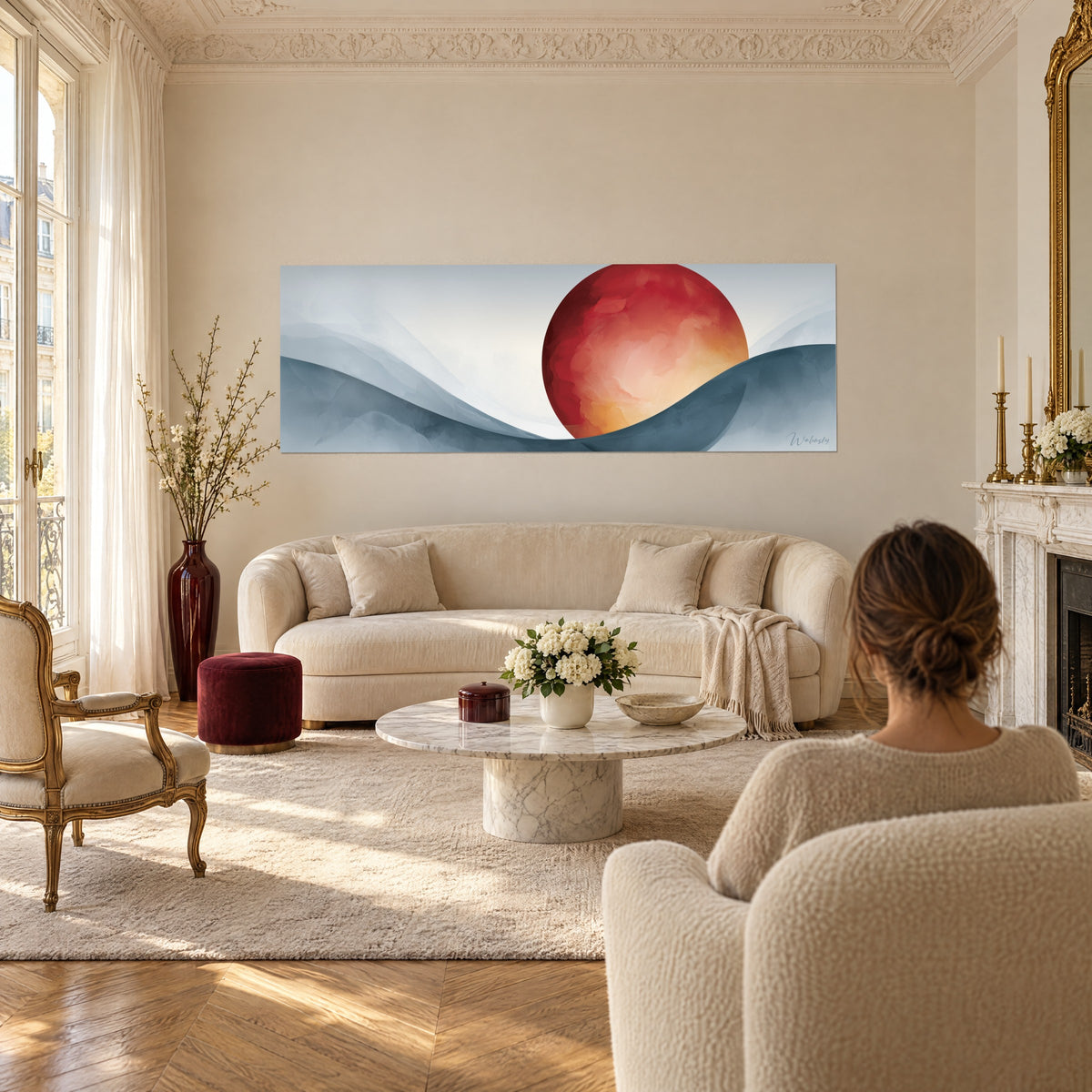 Quadro grande disco rosso carminio adagiato su un'onda grigio-azzurra, ocra dorato in basso, appeso sopra un divano in un soggiorno luminoso