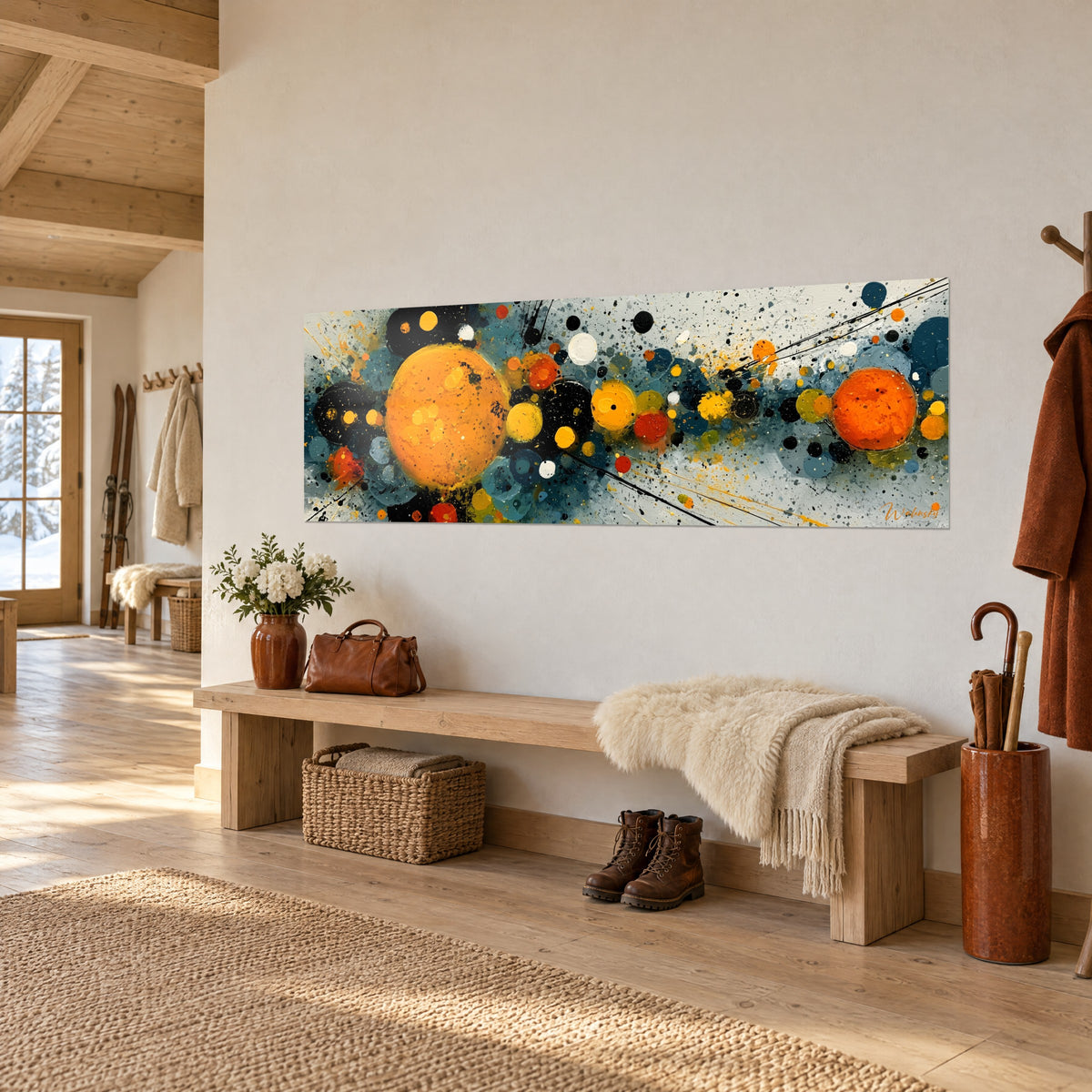 Tableau planètes orangées en explosion de gouttes noires et turquoise, éclaboussures sur gris perle, entrée de chalet boisé