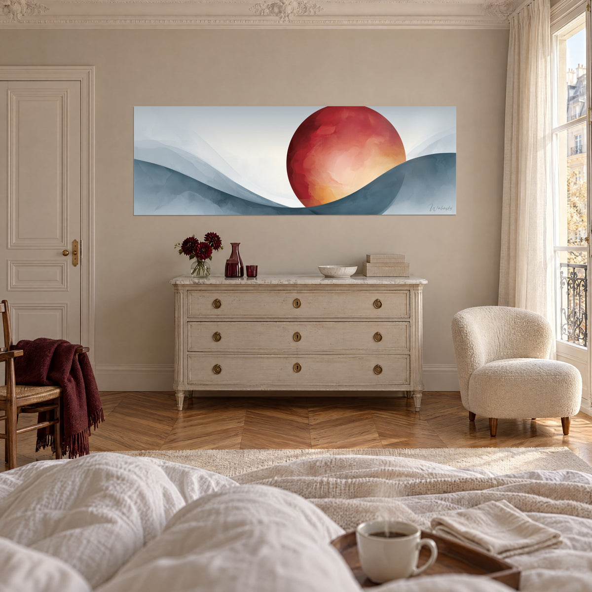 Quadro sole rosso mattone con riflessi zafferano avvolto in un'ondulazione grigio-azzurra, sopra un letto in una camera luminosa