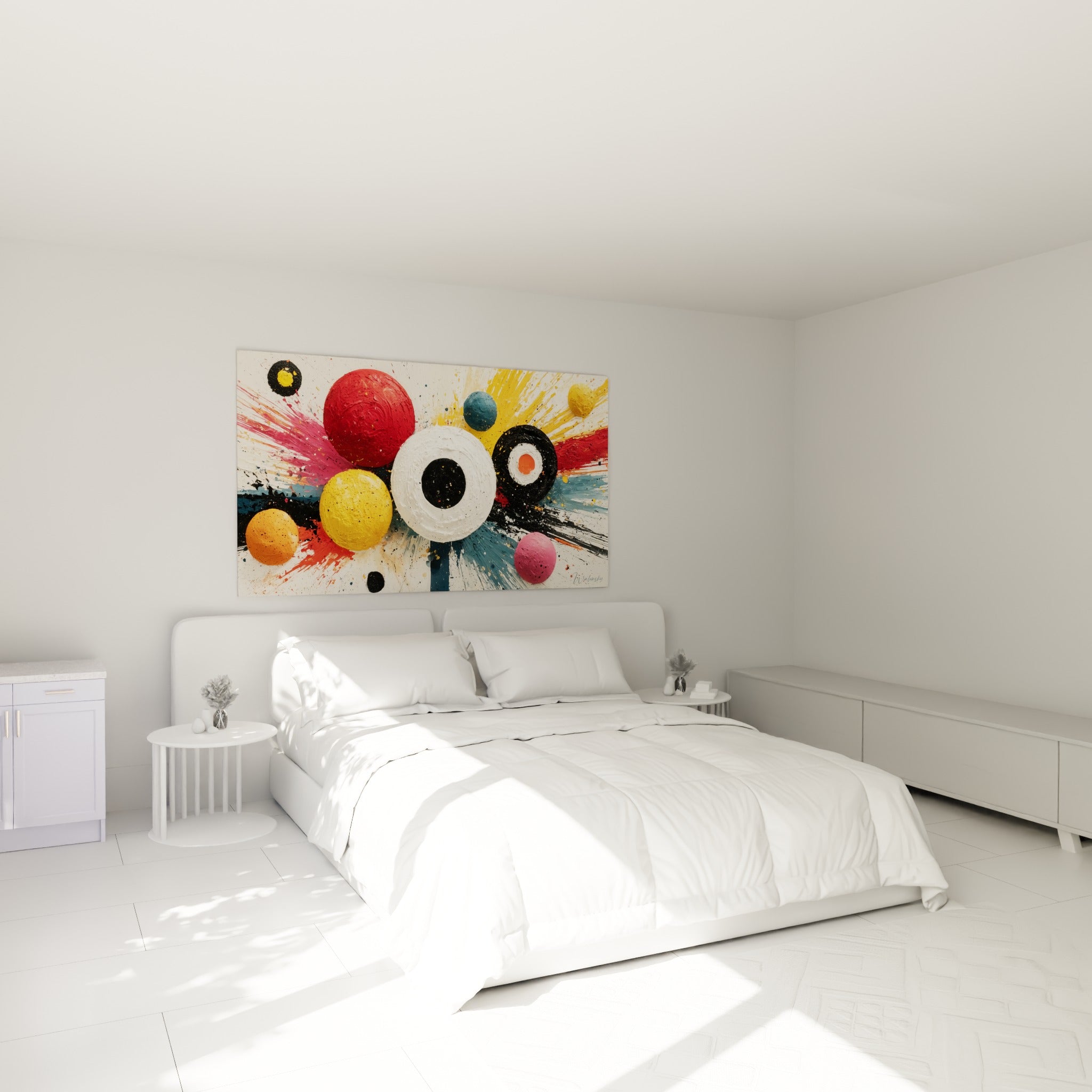 Sphères géométriques abstraites rouge et bleu marine accrochées au-dessus d'un lit dans une chambre claire
