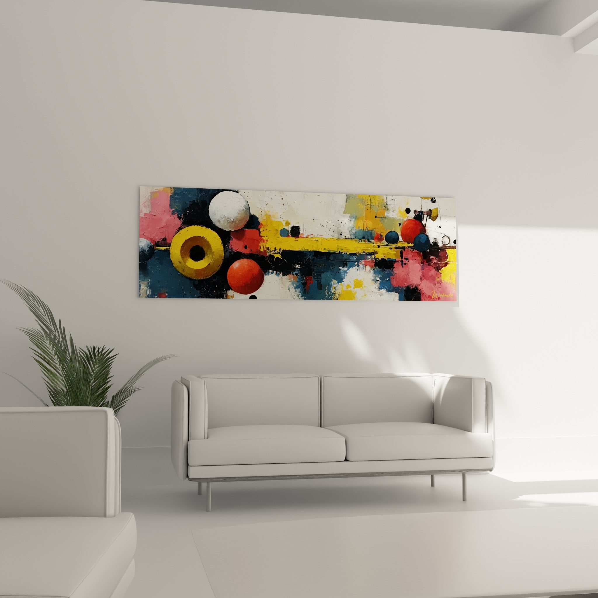 Anneau doré et sphère rouge du tableau géométrique abstrait au-dessus d'un canapé dans un salon lumineux