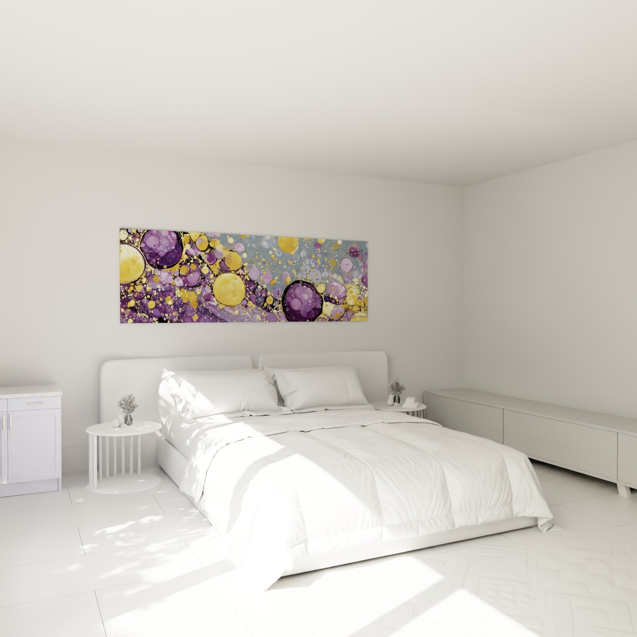 Bulles dorées et violet profond de ce tableau géométrique abstrait au-dessus d'un lit dans une chambre claire