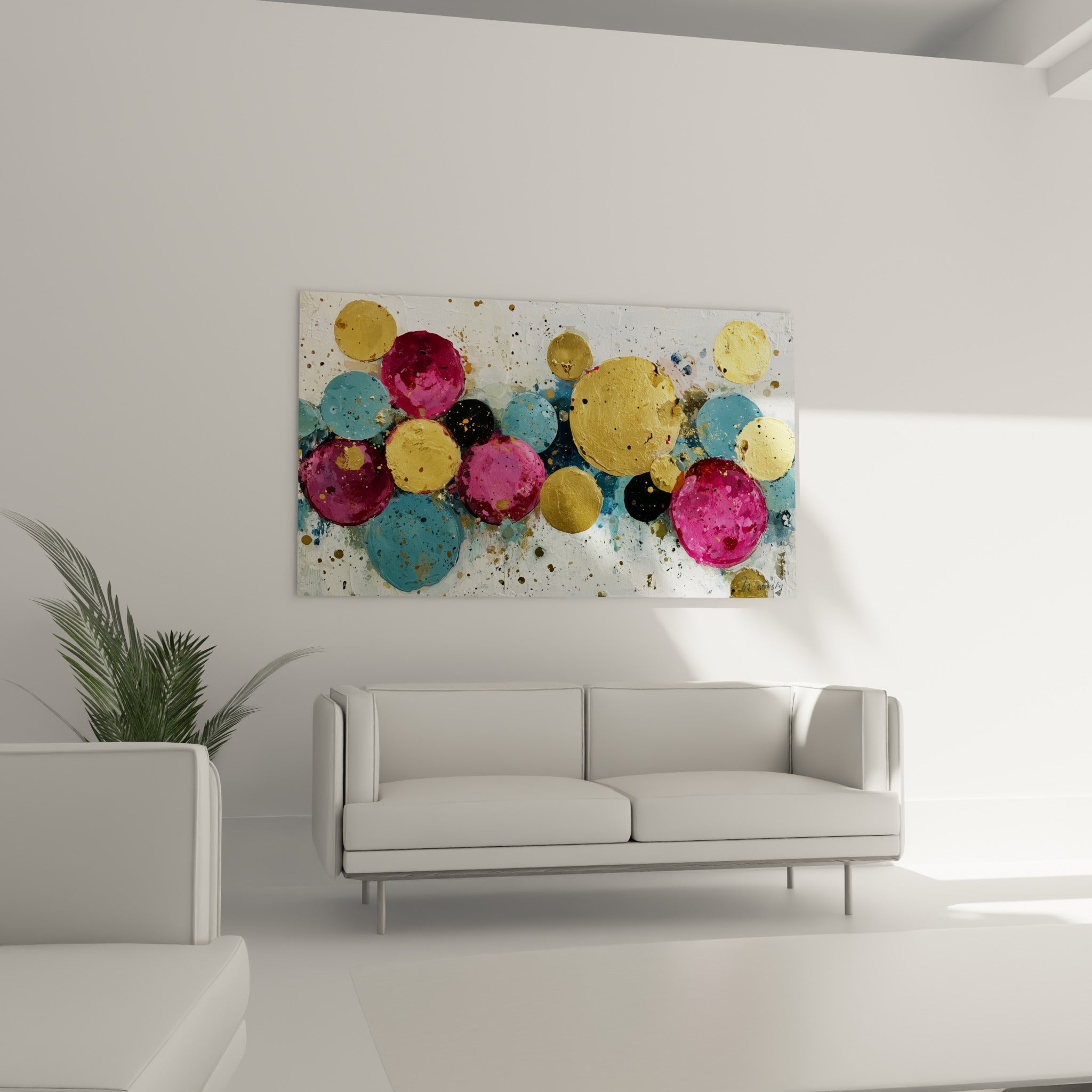 Sphères dorées et bleu sarcelle du tableau géometrique abstrait au-dessus d'un canapé dans un salon lumineux
