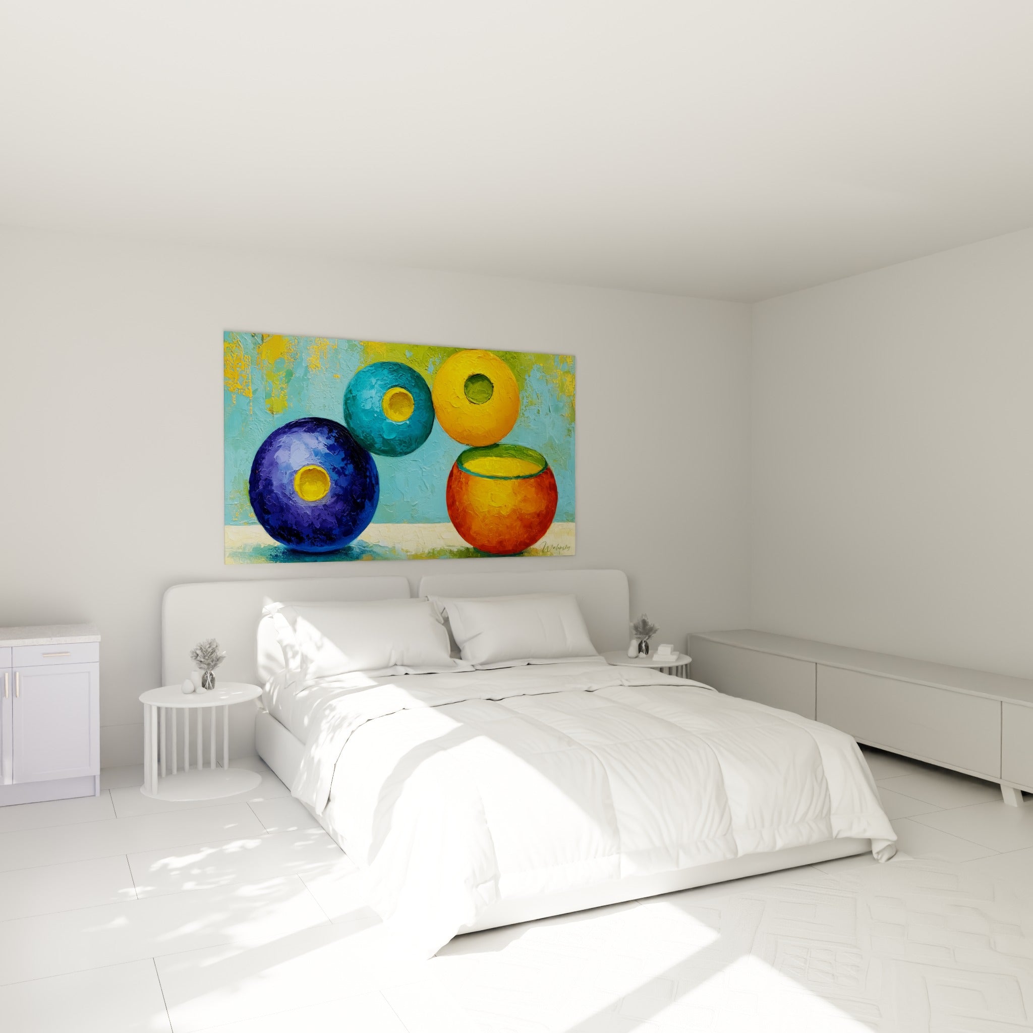 Vases ronds bleu et orange en composition géométrique abstraite, au-dessus d'un lit dans une chambre claire
