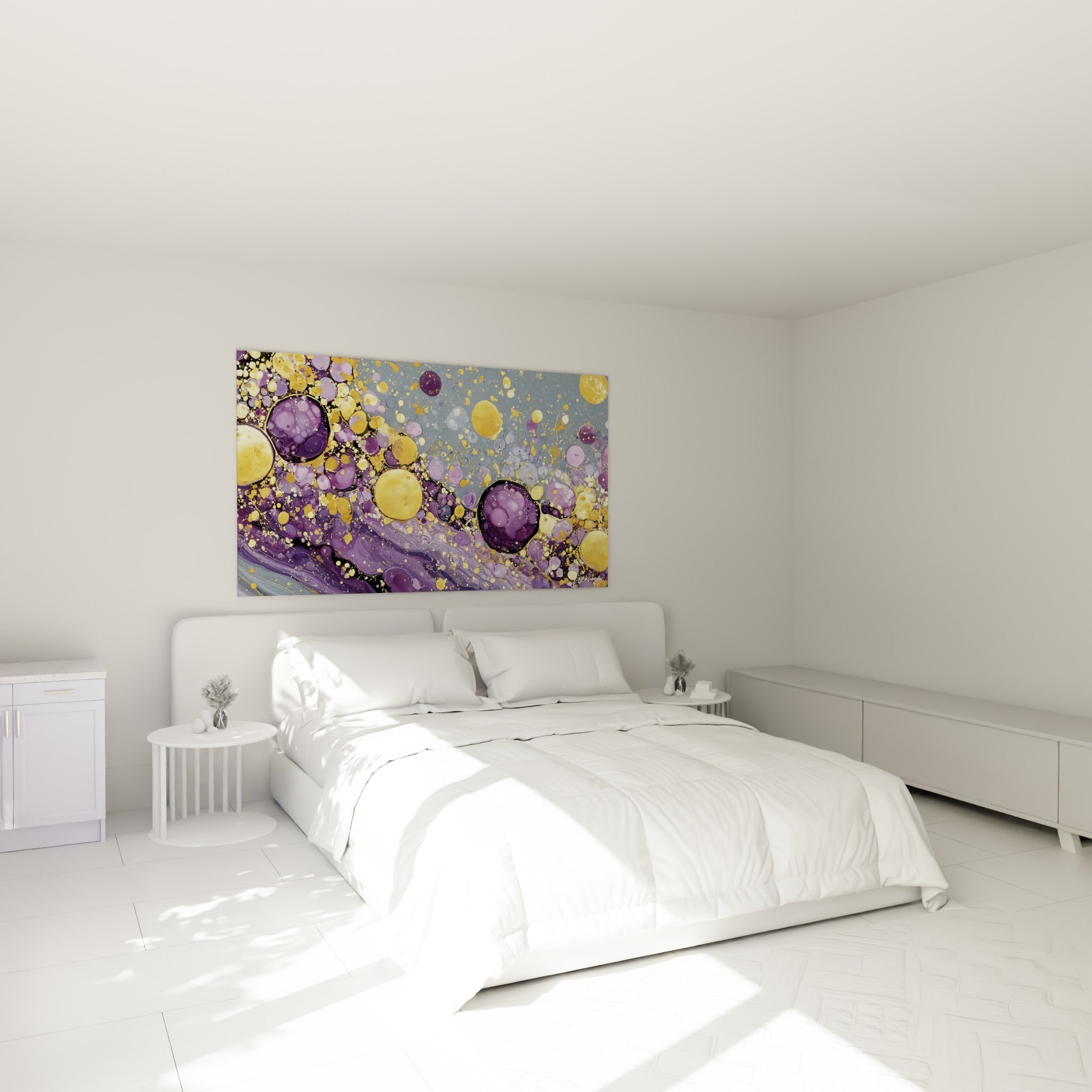 Sphères violet profond et dorées d'une œuvre géométrique abstraite au-dessus d'un lit dans une chambre claire