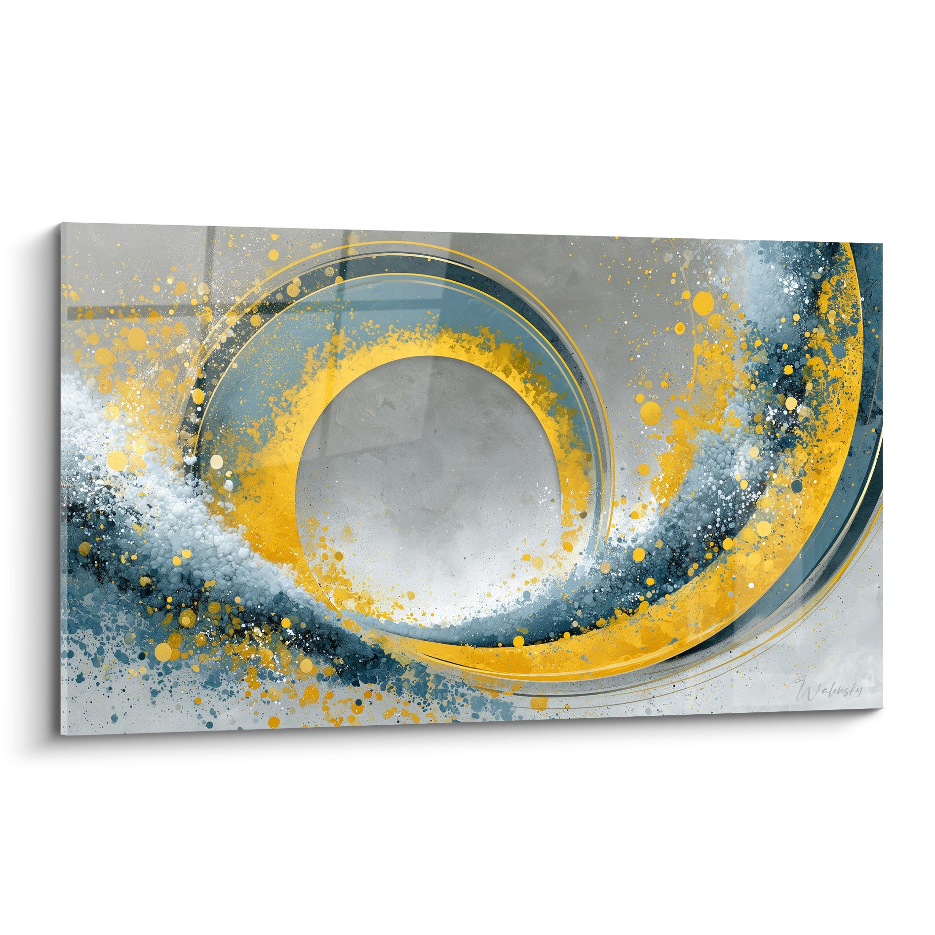 Spirale géométrique abstraite dorée et bleu marine avec éclaboussures blanches sur fond gris