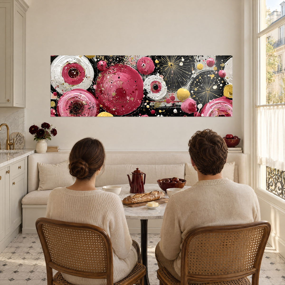 Quadro in pittura a spessore con spirali fucsia, bianco crema e giallo oro, coppia di spalle in una cucina aperta e luminosa