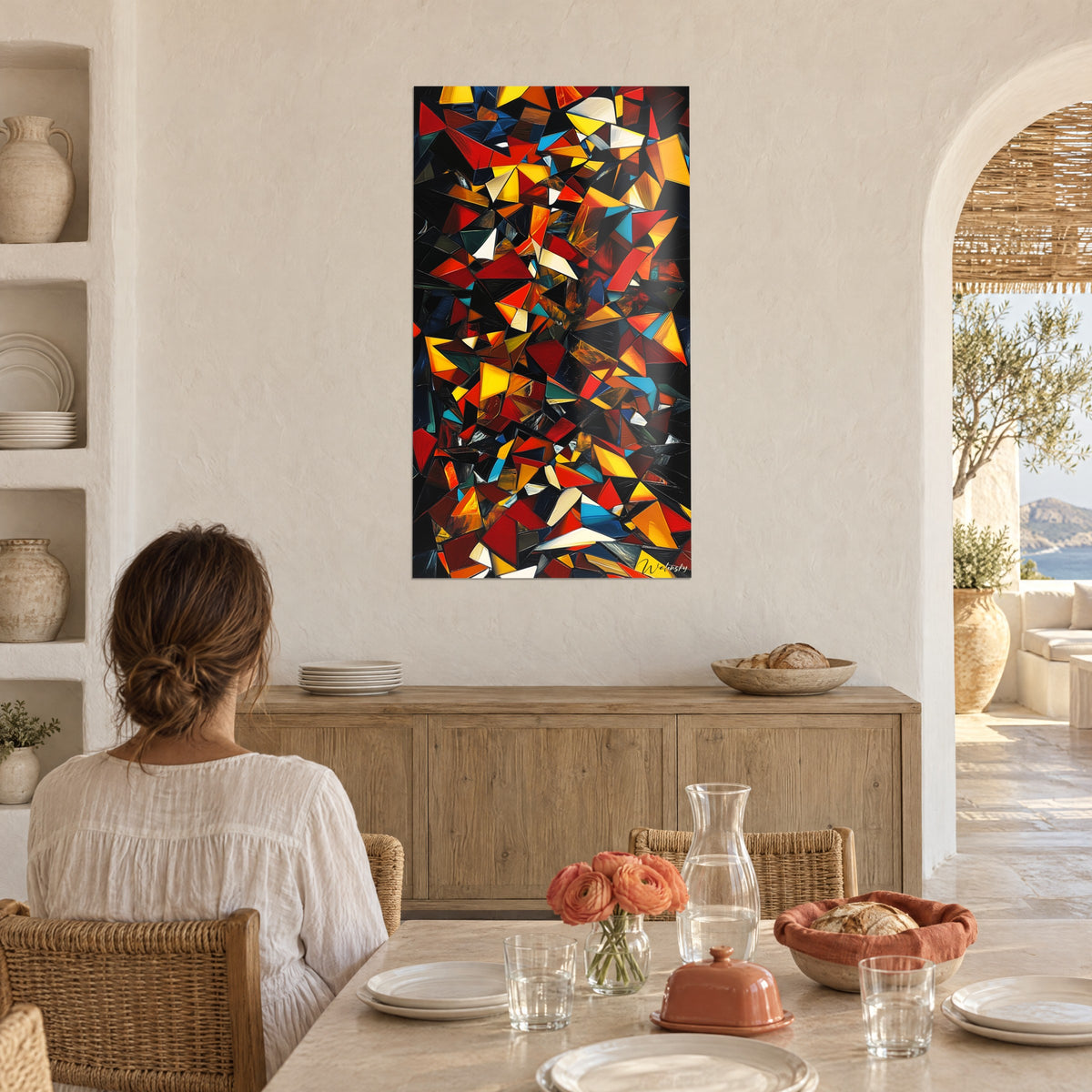 Tableau puzzle de triangles ambre, rouge et bleu pétrole sur noir profond, vu de dos depuis la table, maison méditerranéenne