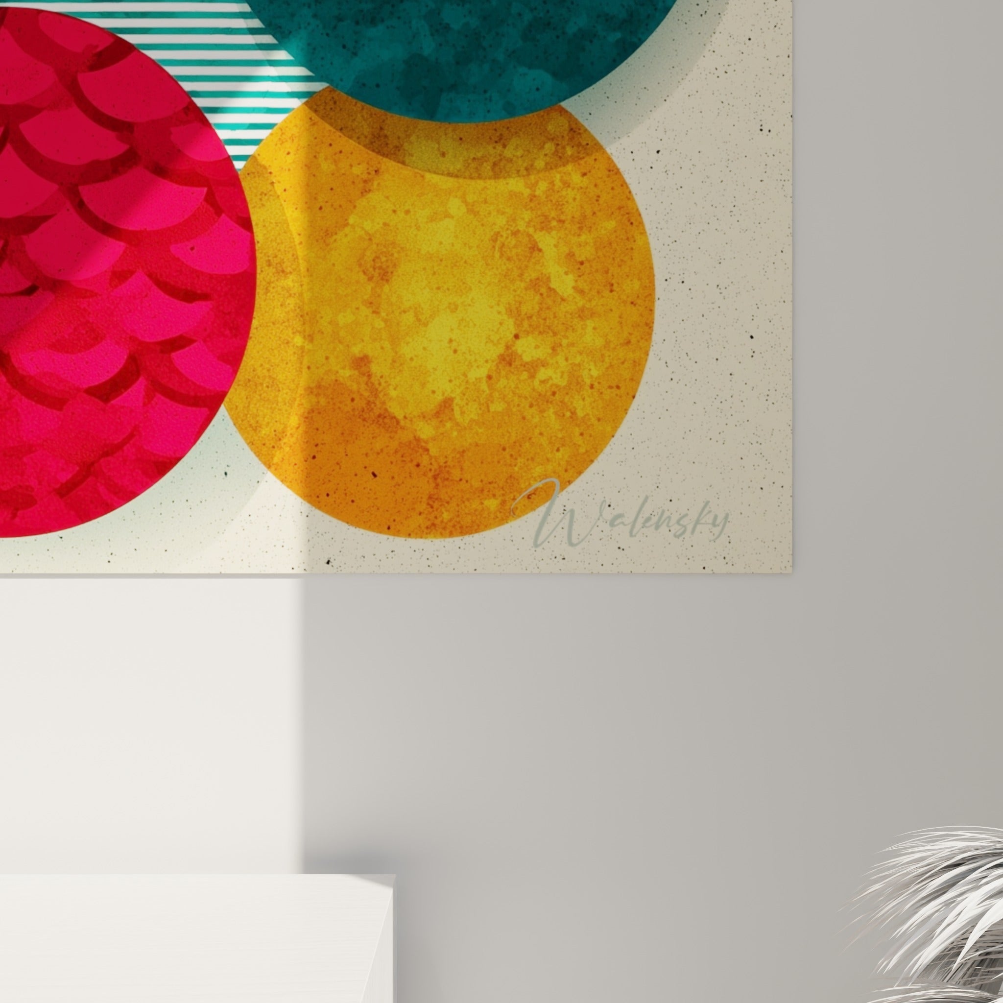 Grain texturé et coulures aquarelle sur cercles rouge et doré, détail rapproché du tableau géométrique abstrait