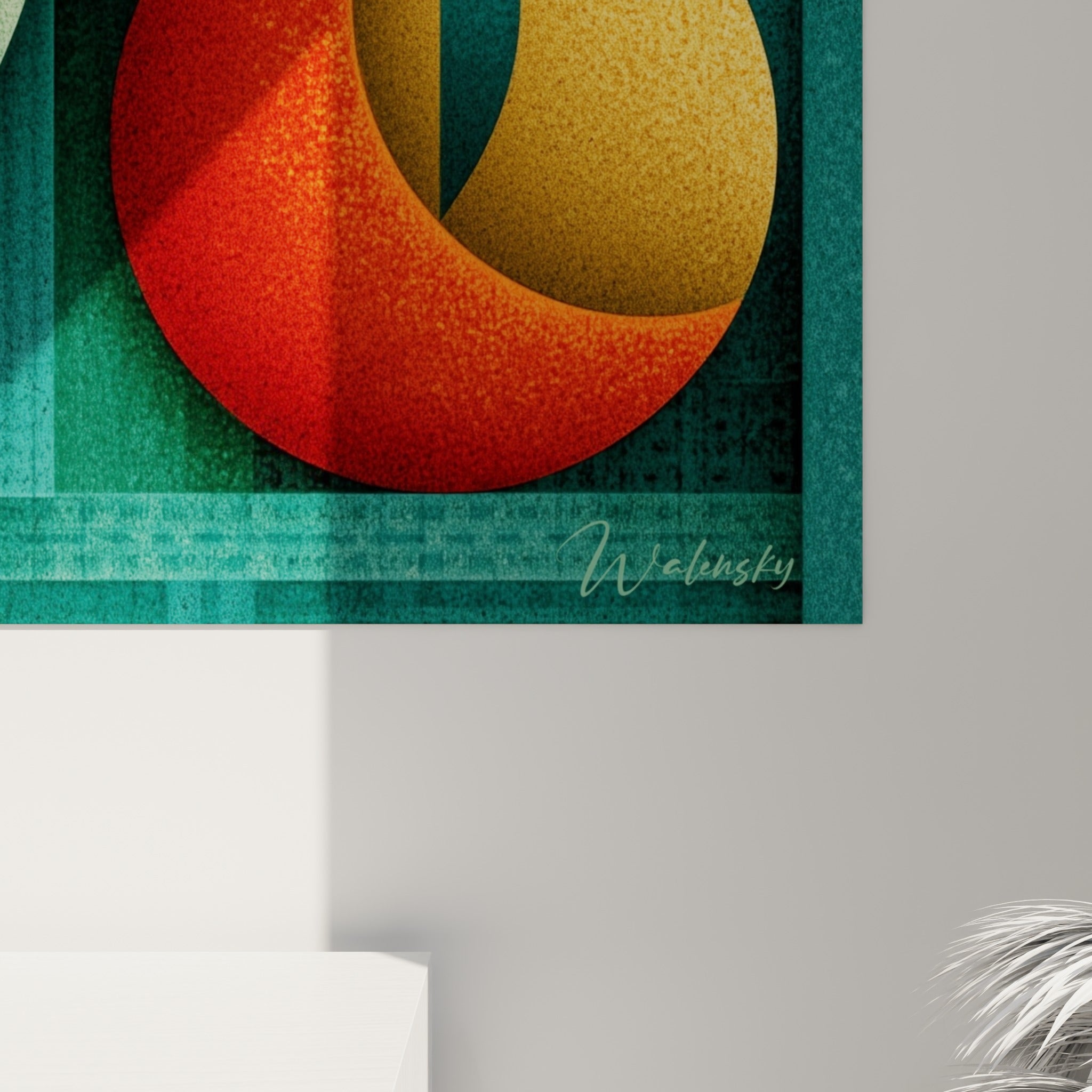 Grain texturé et bandes verticales sarcelle se mêlant aux aplats orange et rouge du toucan géométrique