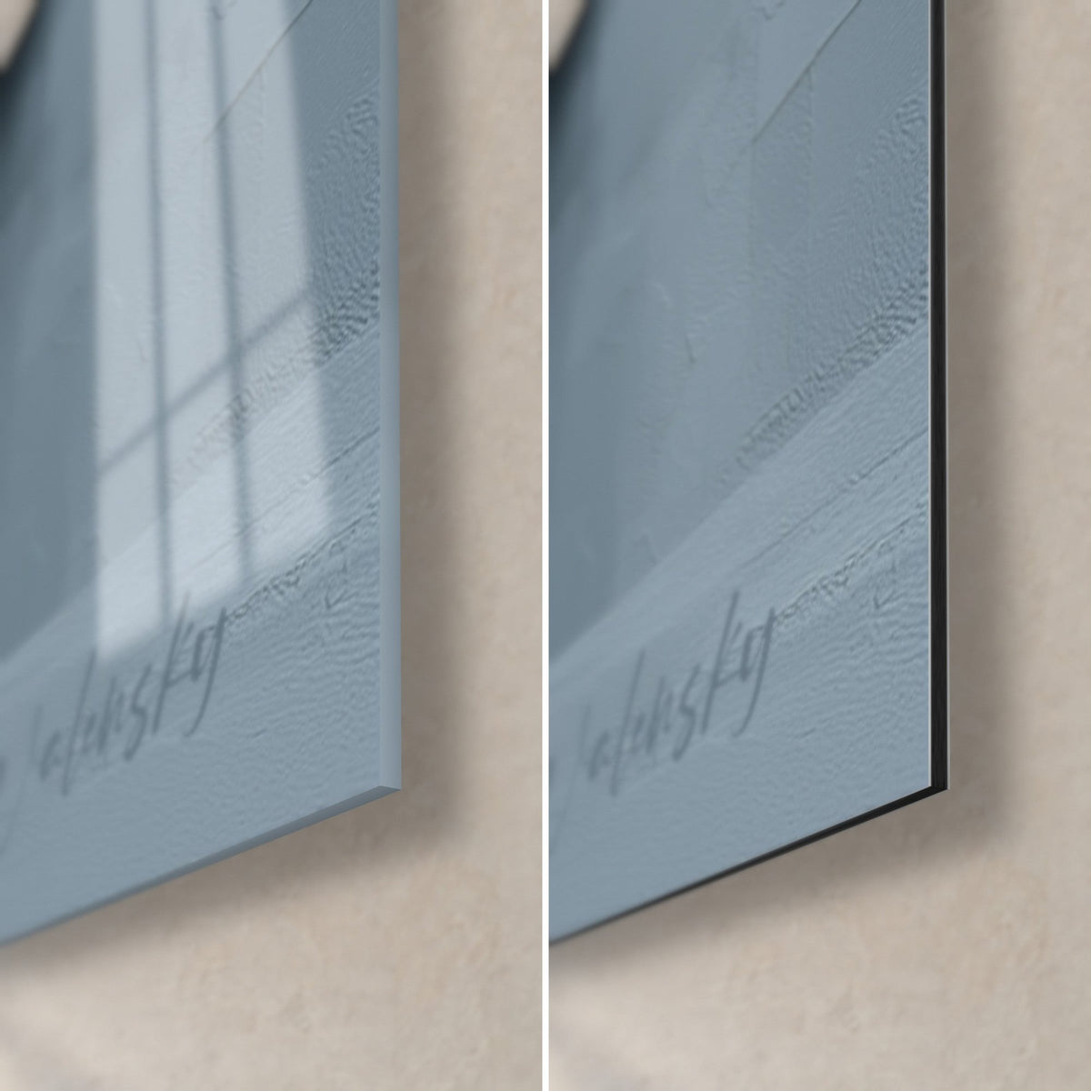 Tableau volumes gris et bleu ciel, coin bas droit : verre acrylique brillant à gauche, alu Dibond mat, tranche de 3 mm
