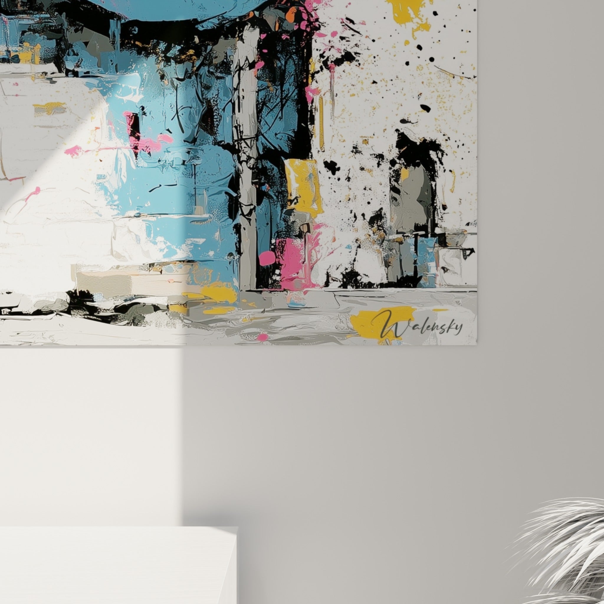 Matière épaisse et éclaboussures noires visibles entre le bleu profond et le jaune ocre du tableau abstrait