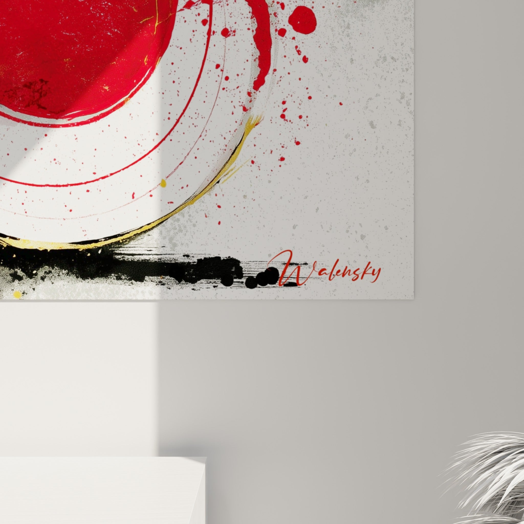 Empâtements dorés et coulures noires visibles en gros plan sur toile texturée rouge