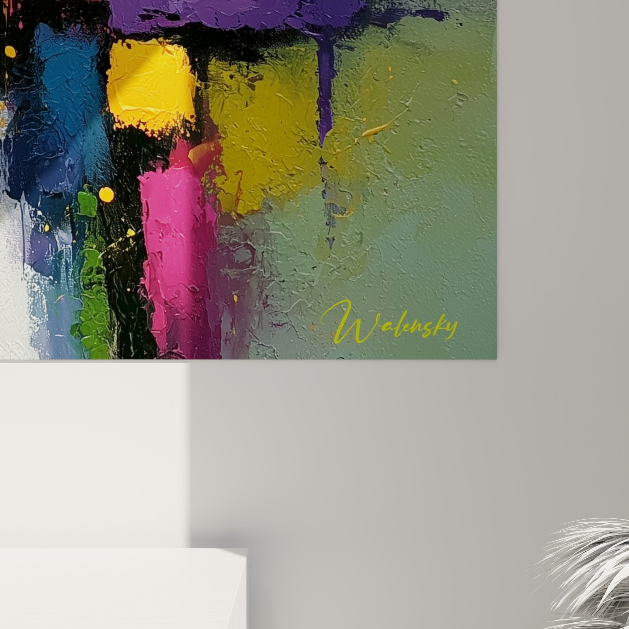 Empâtements épais mêlant jaune, blanc et noir révèlent la matière du tableau géométrique abstrait de près