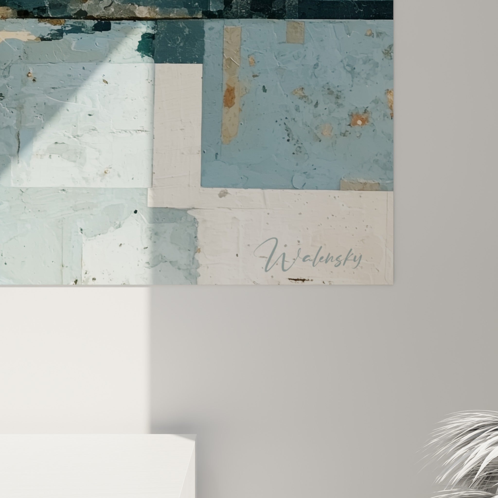 Détail géométrique abstrait montrant le grain craquelé et les touches dorées et bleu marine