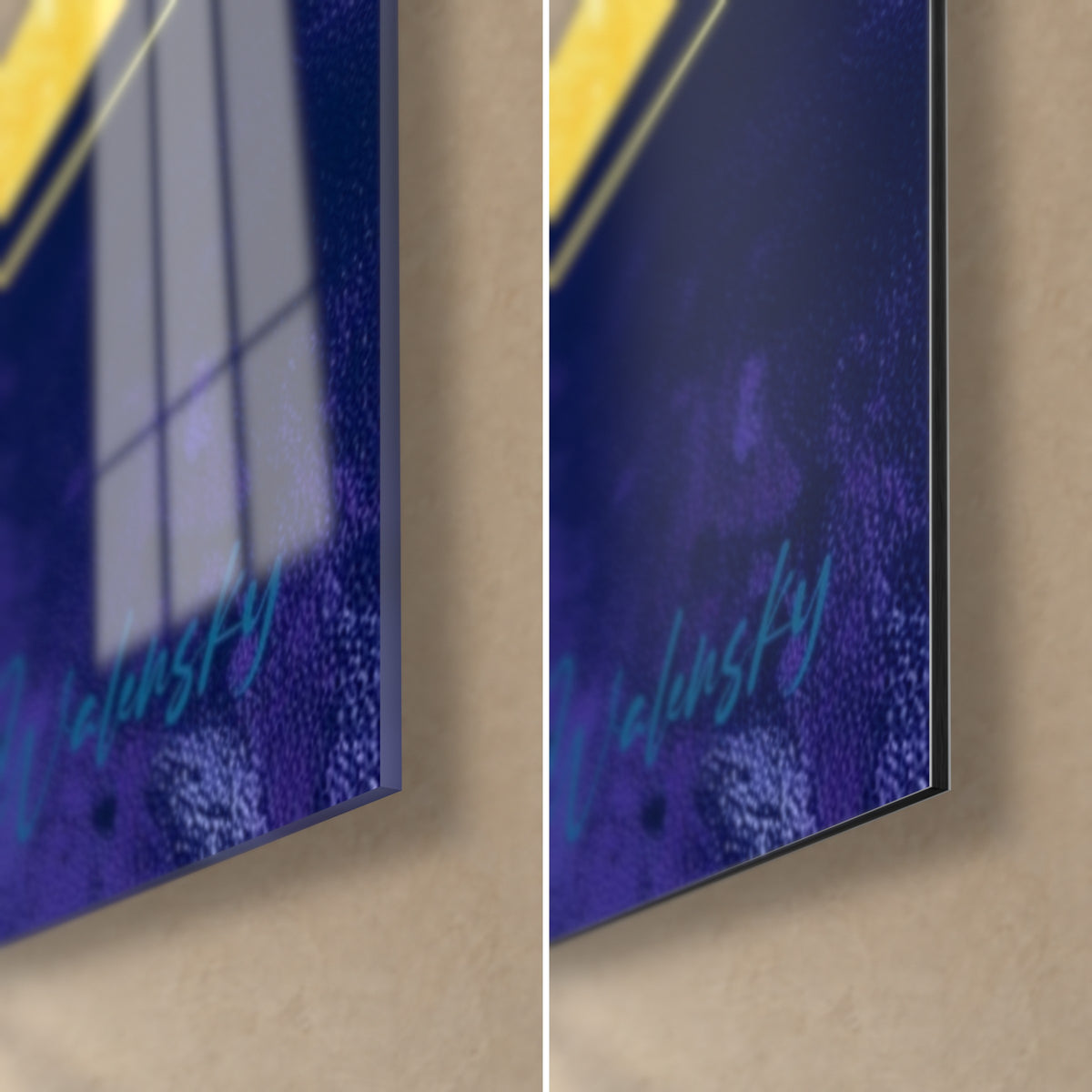 Quadro con un sole dorato su fondo blu notte, angolo in basso a destra, vetro lucido con riflessi di finestra, Dibond opaco, spessore 3 mm