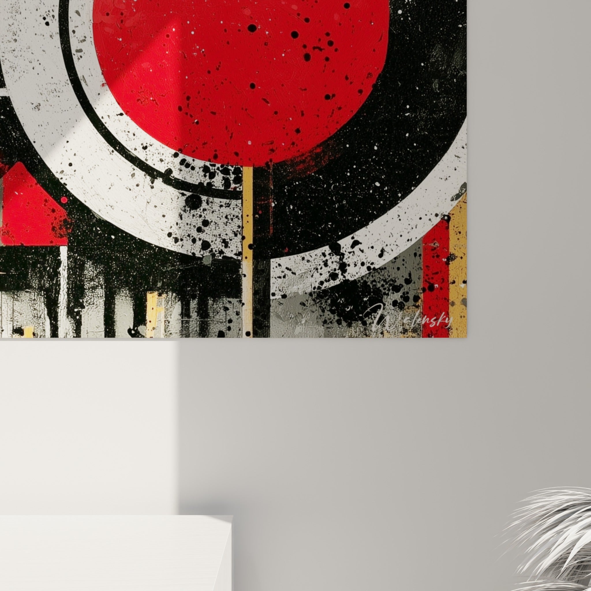 Grain de peinture visible sur les éclaboussures noires et rouges, texture granuleuse et coulures dorées
