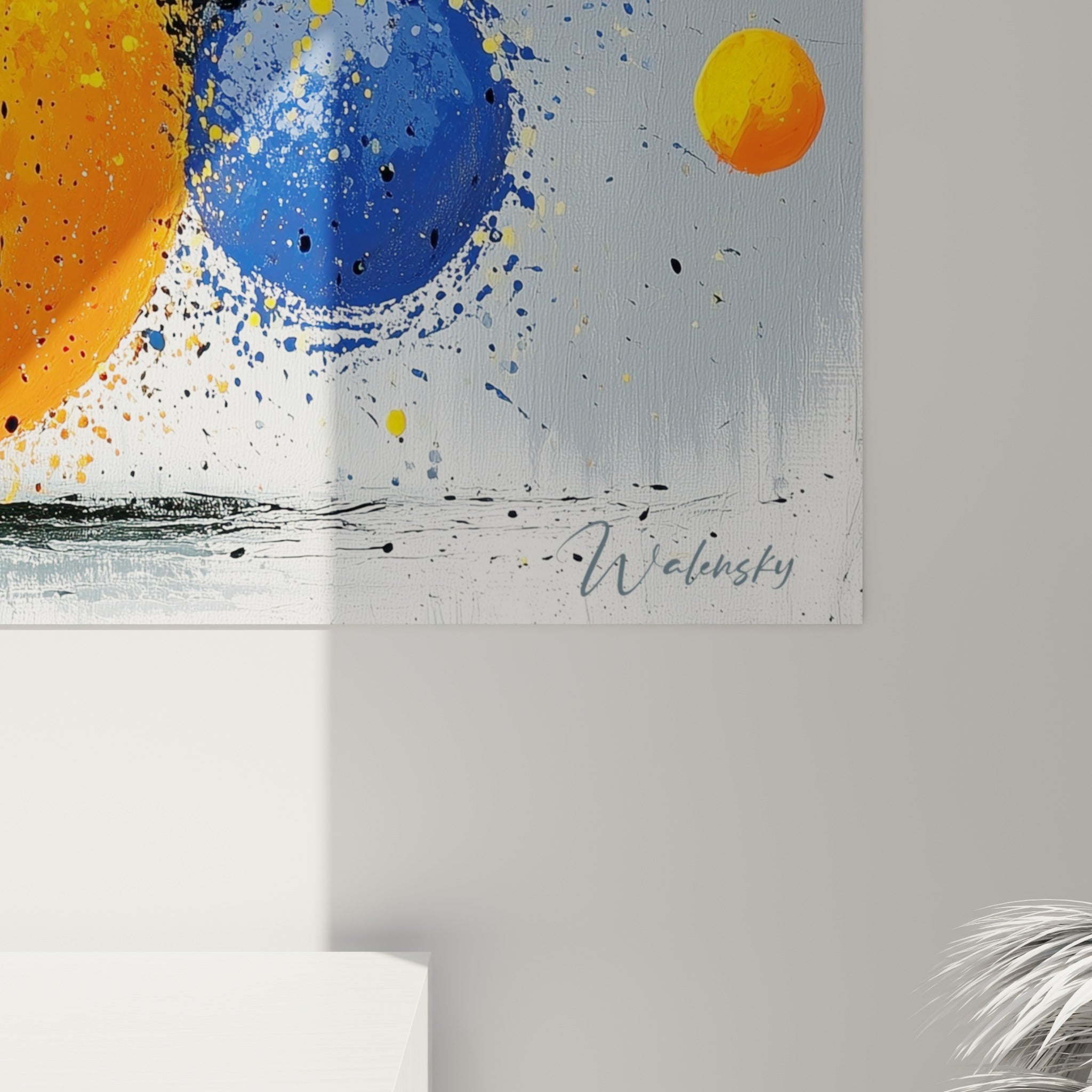 Grain épais des éclaboussures noires et dorées entre les sphères orange et bleu marine du tableau géometrique abstrait