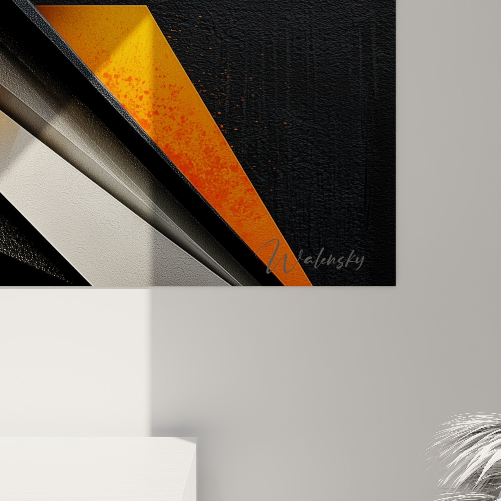 Surface brillante orange côtoyant une texture granuleuse anthracite, avec éclaboussures dorées visibles de près