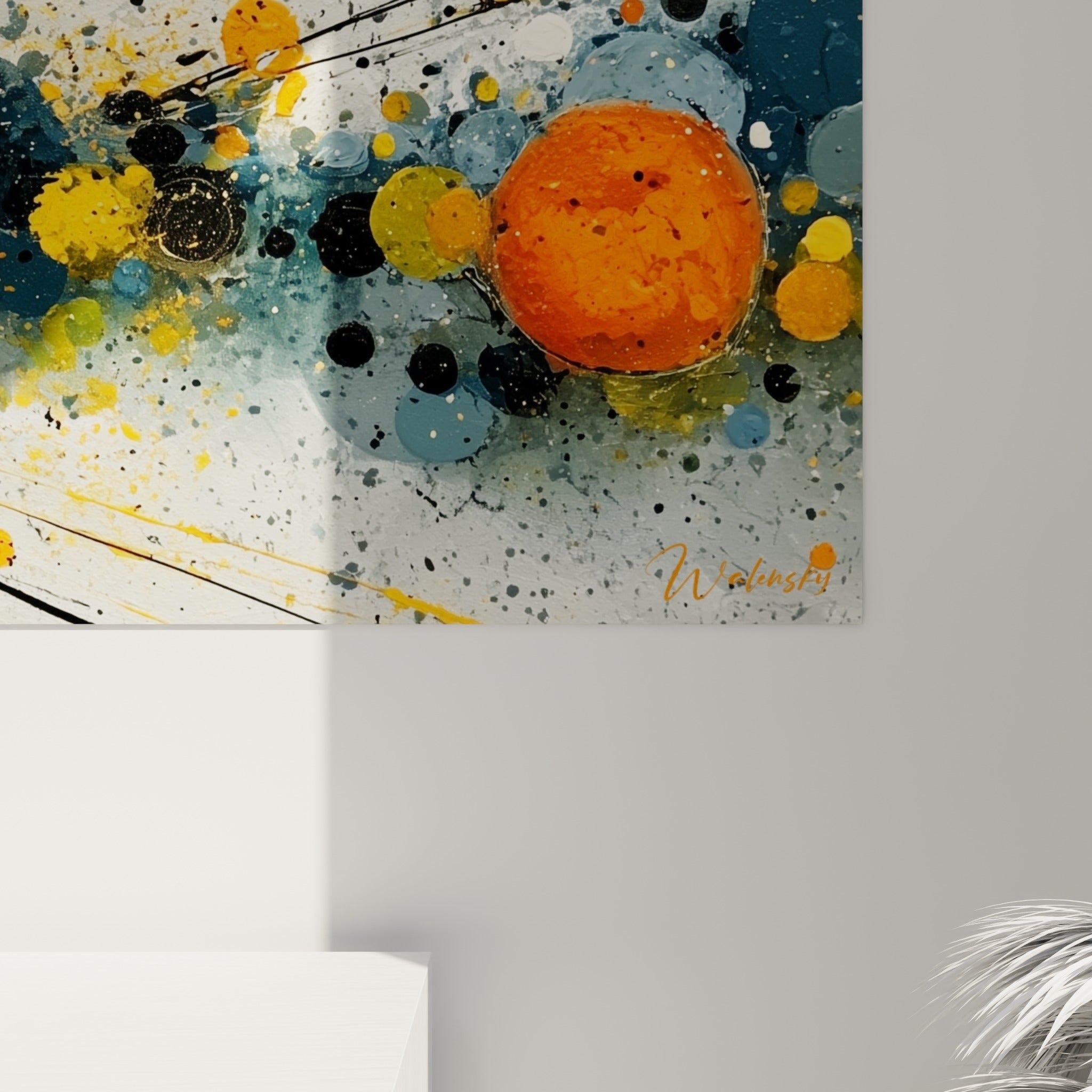 Matière granuleuse et éclats orange sur fond bleu pétrole du tableau géométrique abstrait, grain visible de près