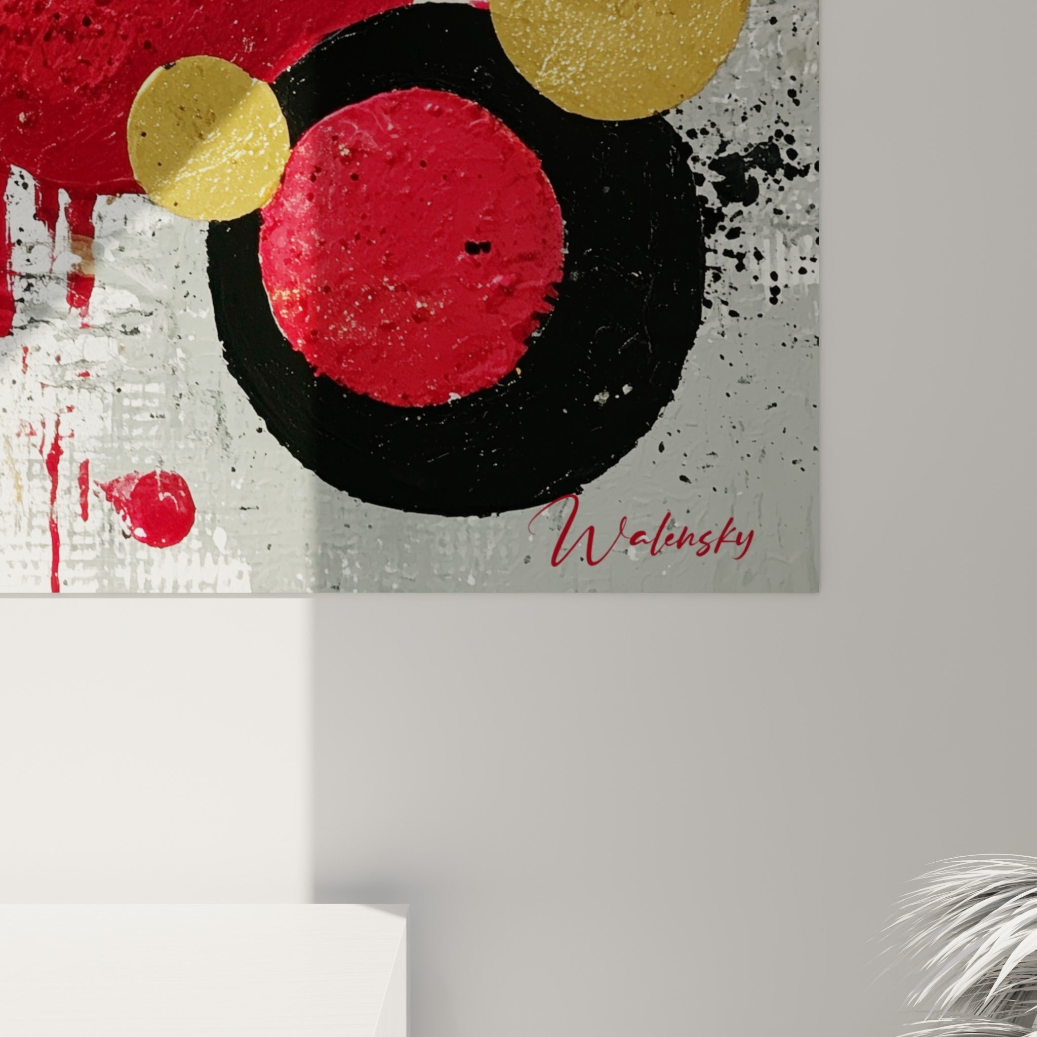 Empâtements dorés et coulures noires visibles de près sur les cercles rouge carmin de la toile