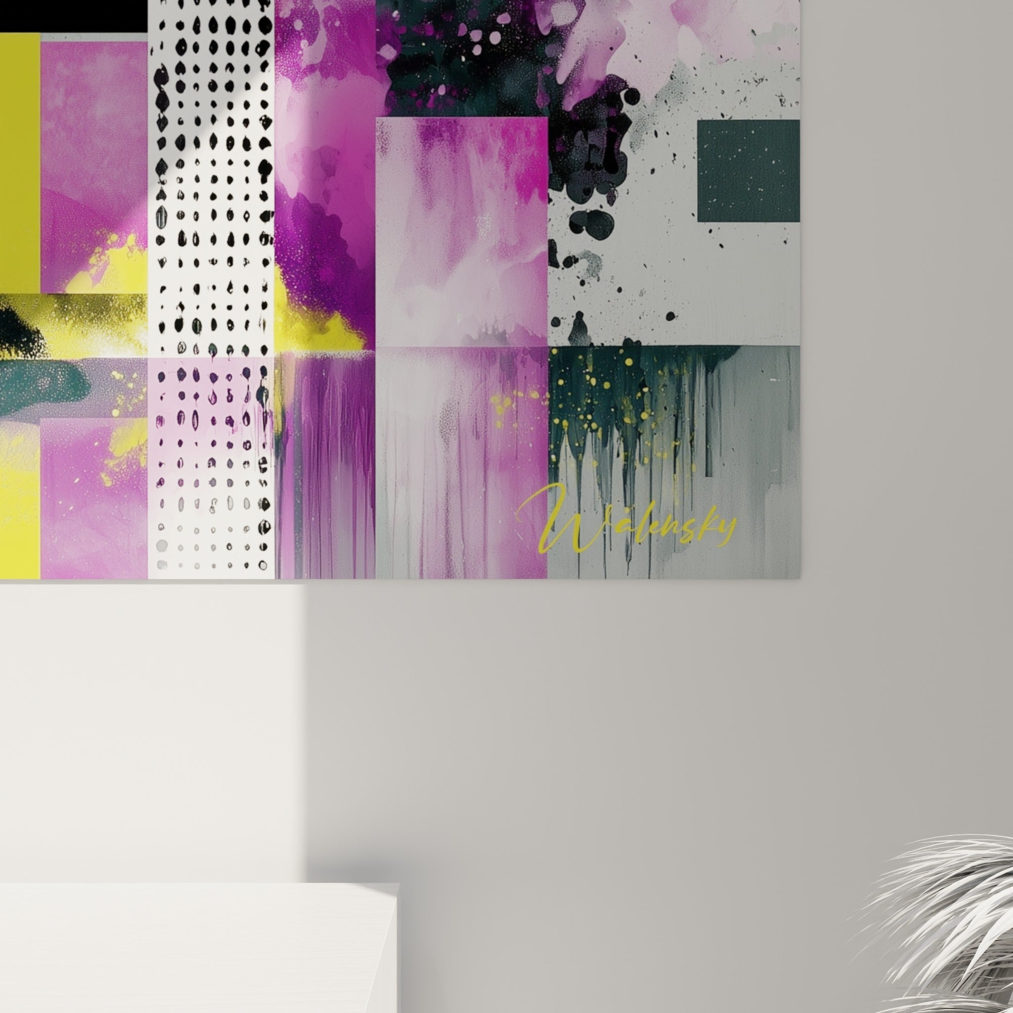 Gros plan sur les coulures magenta et jaune du tableau géometrique abstrait, texture picturale visible