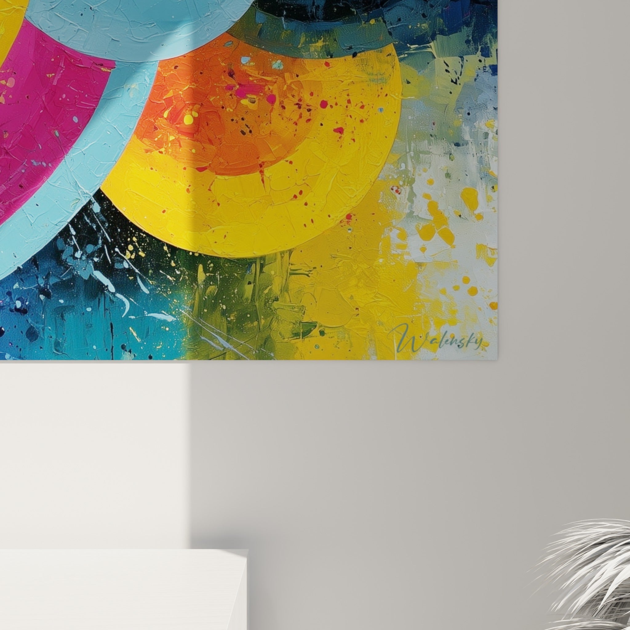 Empâtements épais et coulures jaune, rose fuchsia et bleu pétrole visibles sur la toile géométrique abstraite