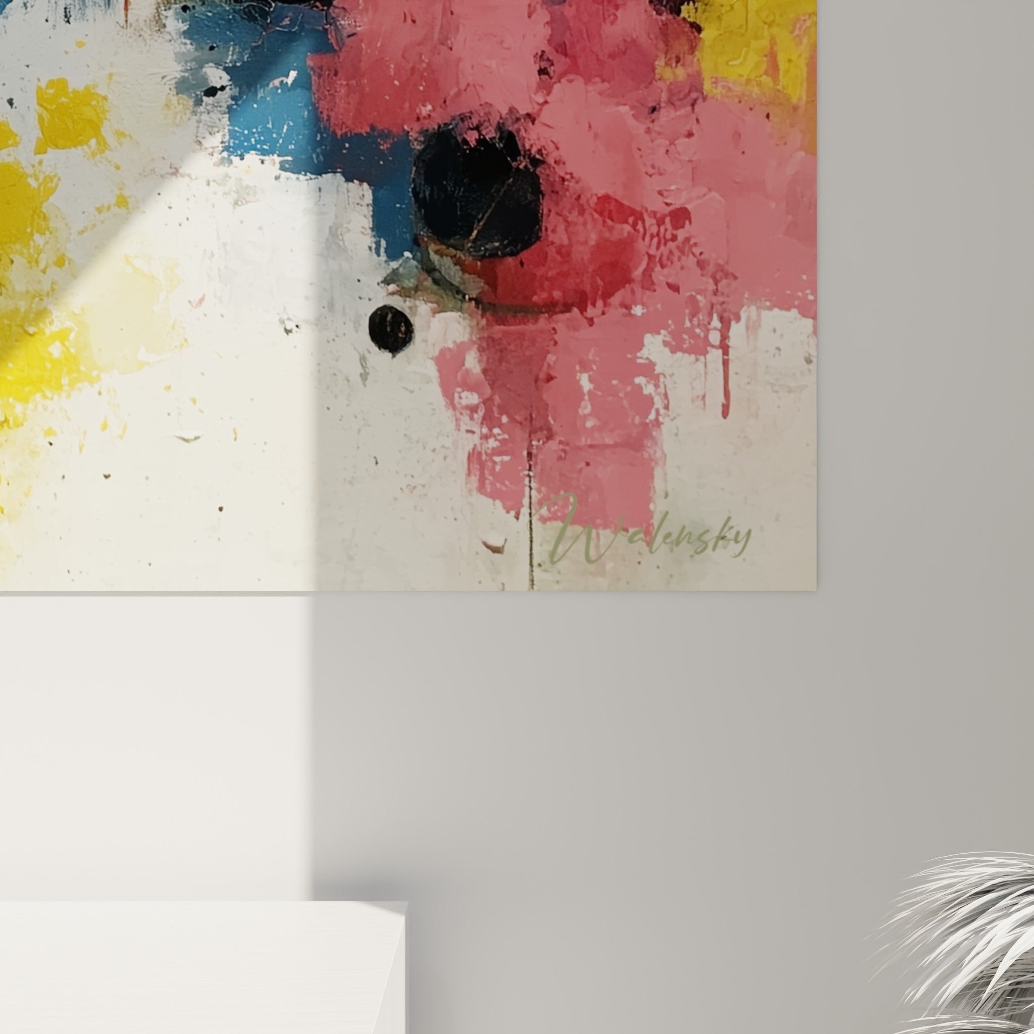 Matière empâtée jaune doré et coulures noires visibles en gros plan sur la toile abstraite