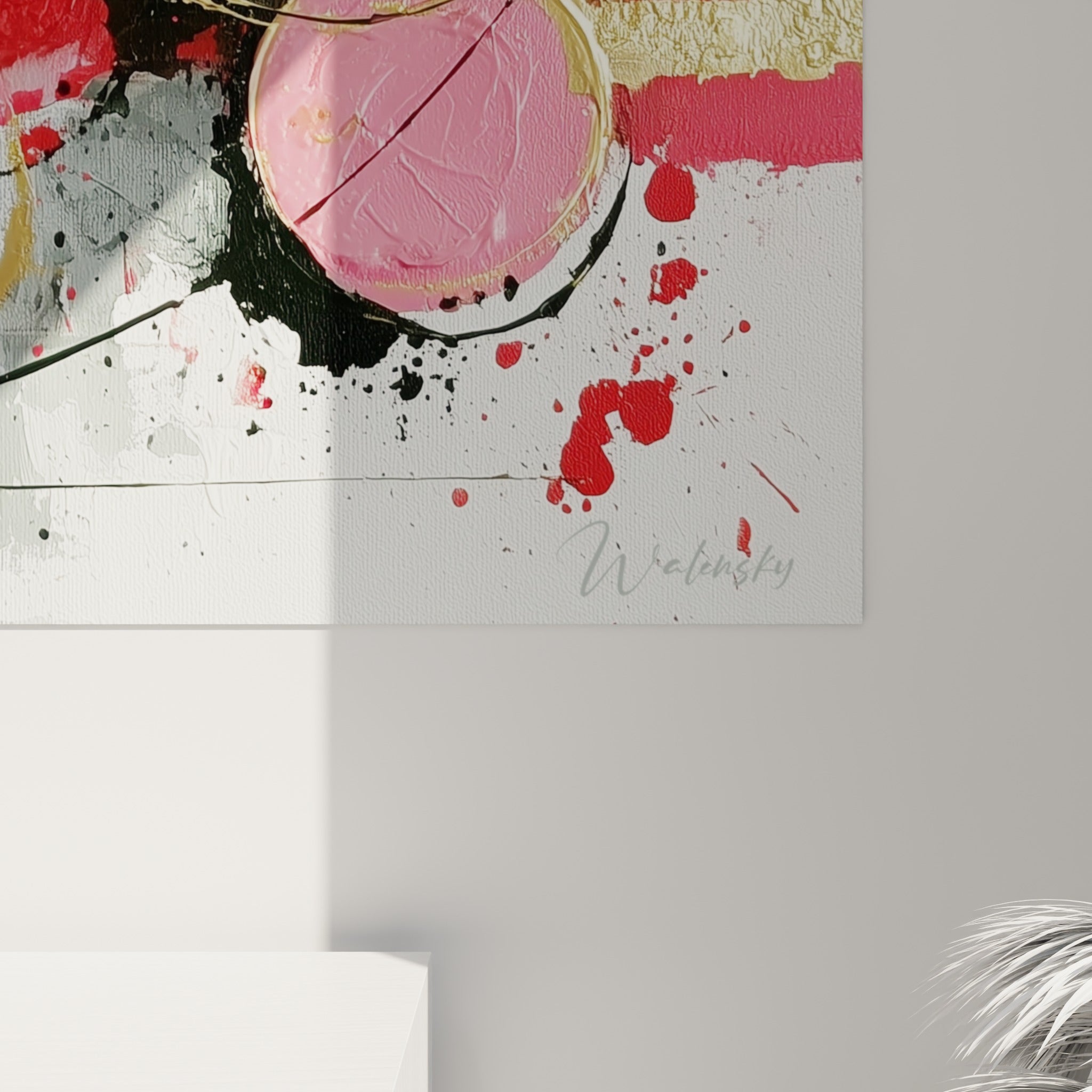 Empâtements rouges et dorés, éclaboussures anthracite sur cercles roses, matière visible du tableau géométrique abstrait