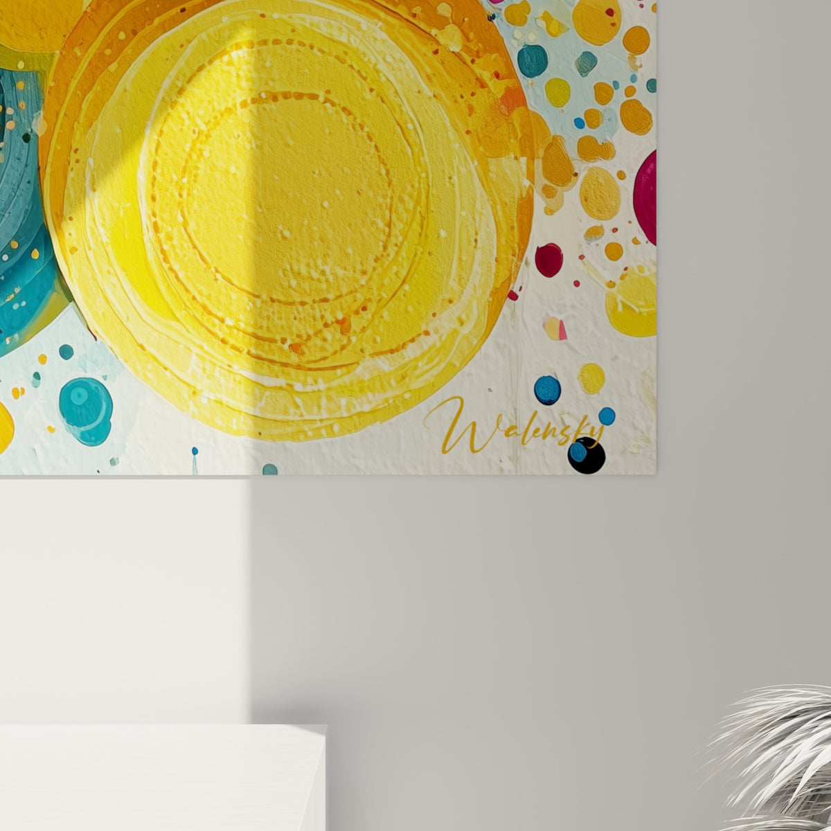 Empâtements épais et coulures dorées visibles de près sur ce tableau géométrique abstrait aux teintes bleu marine et jaune