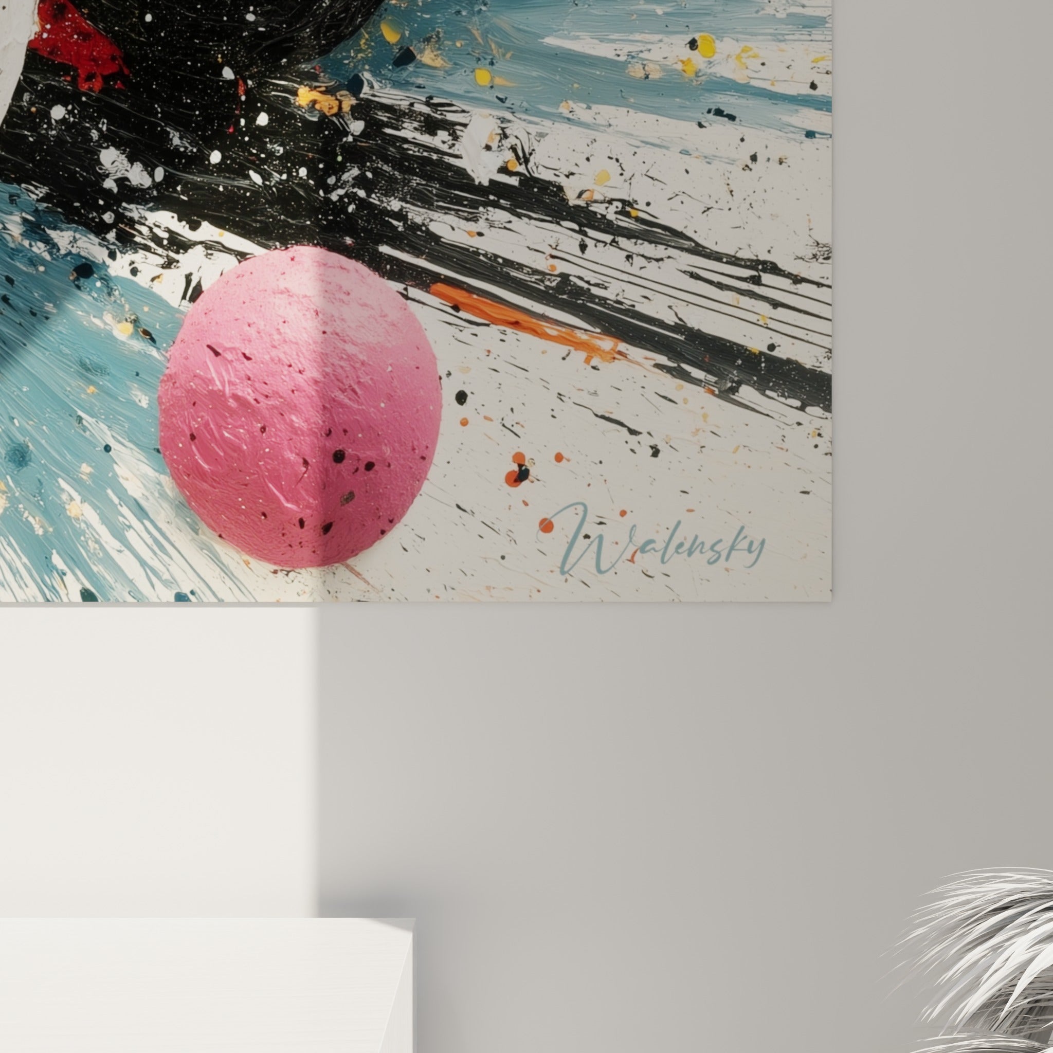 Empâtements épais et coulures de peinture noire et orange visibles en gros plan sur la toile accrochée