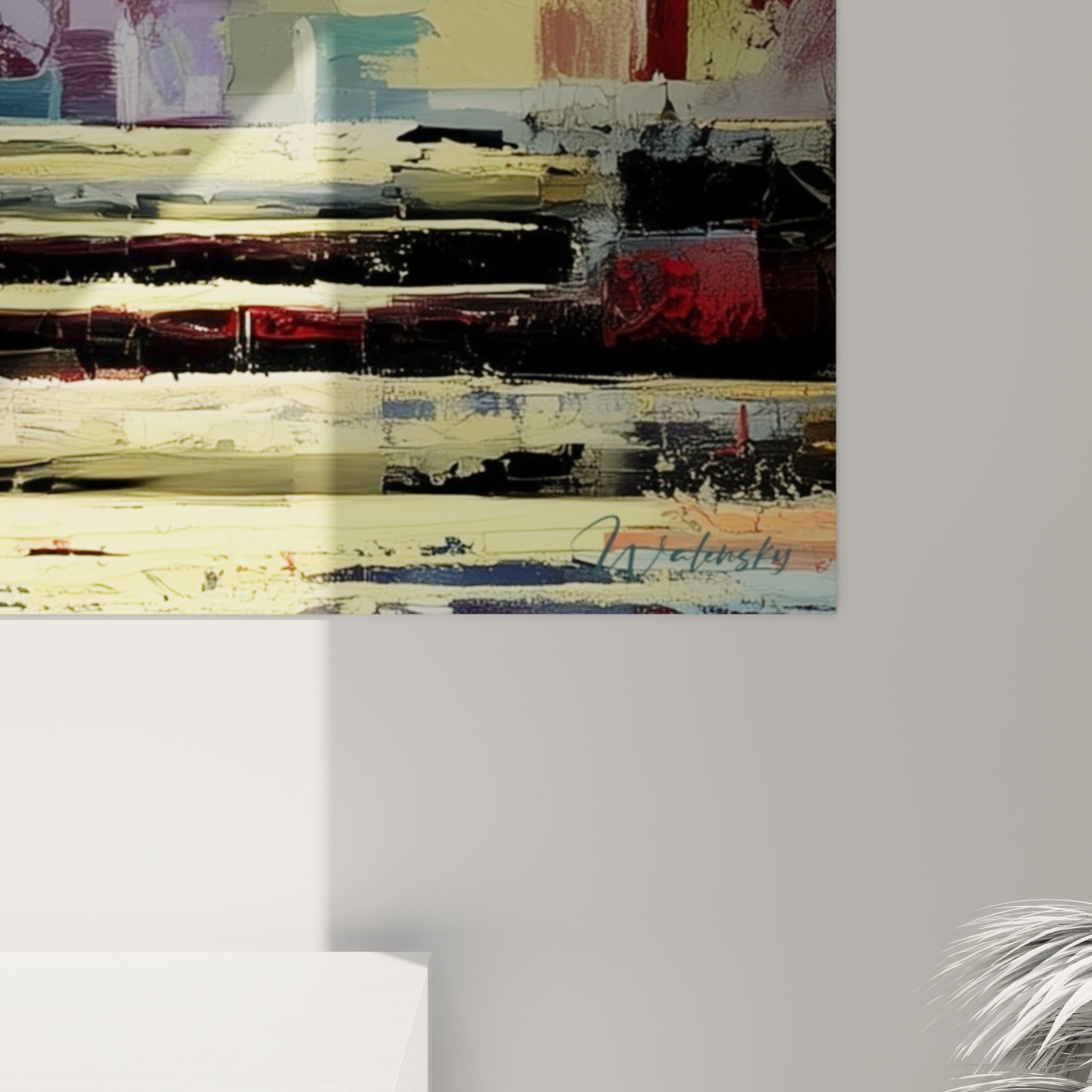 Empâtements épais et coulures jaune orangé visibles de près sur ce tableau géométrique abstrait rouge et bleu