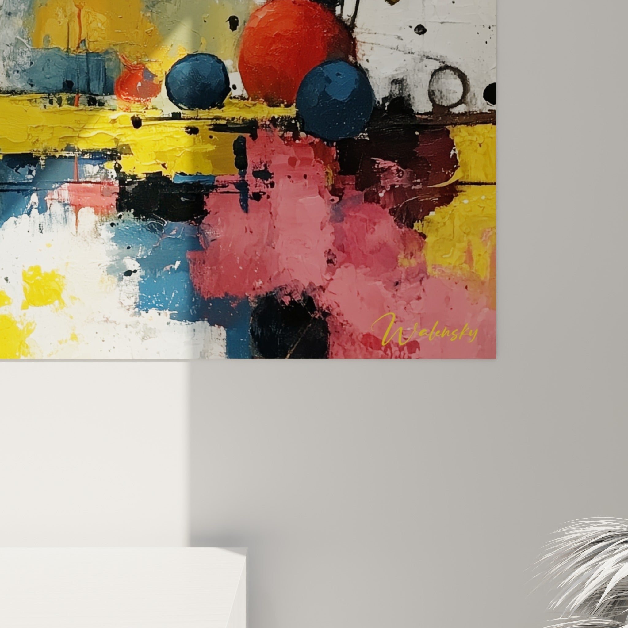 Empâtements épais et coulures noires visibles sur ce tableau géométrique abstrait aux tons jaune et bleu marine