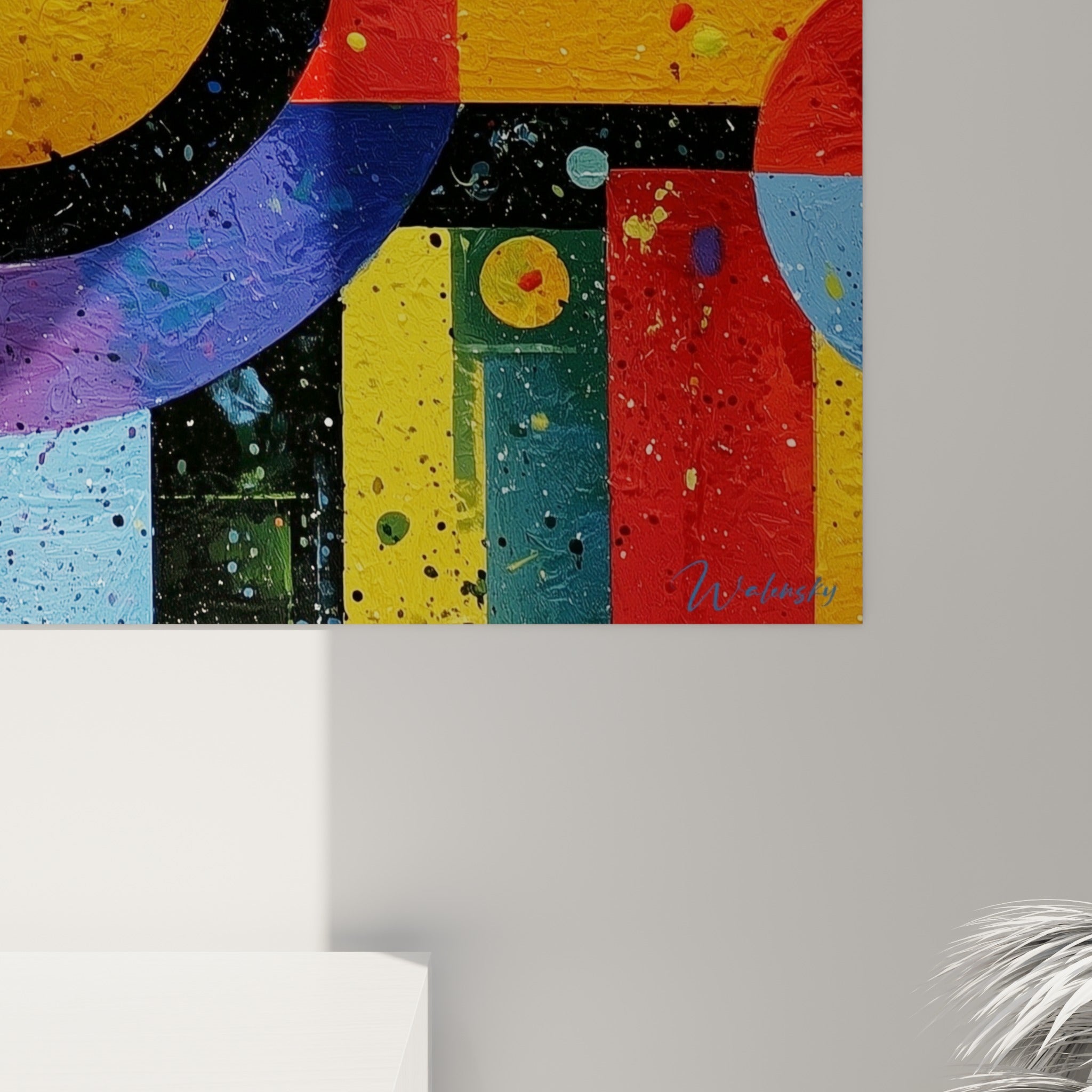 Empâtements épais et éclaboussures noires sur fond jaune et rouge de ce tableau géometrique abstrait