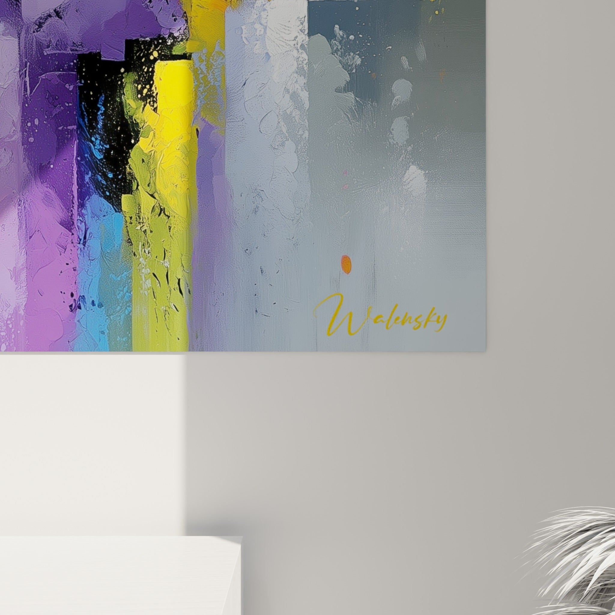 Empâtements de peinture violette et jaune se mêlant aux éclaboussures noires, matière visible en gros plan sur la toile
