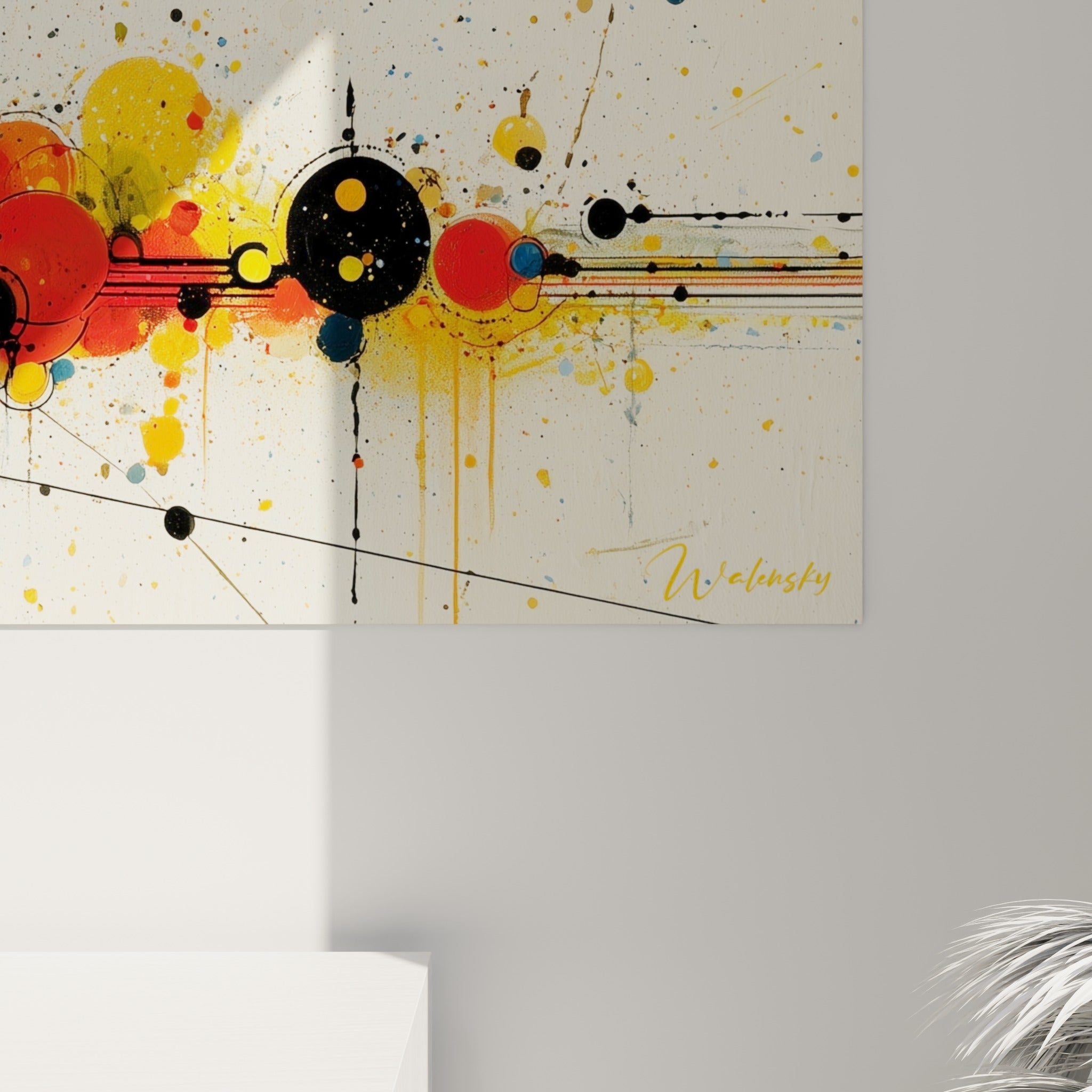 Matière peinte visible sur les cercles bleu marine et jaune, coulures d'encre noire et grain texturé de la toile