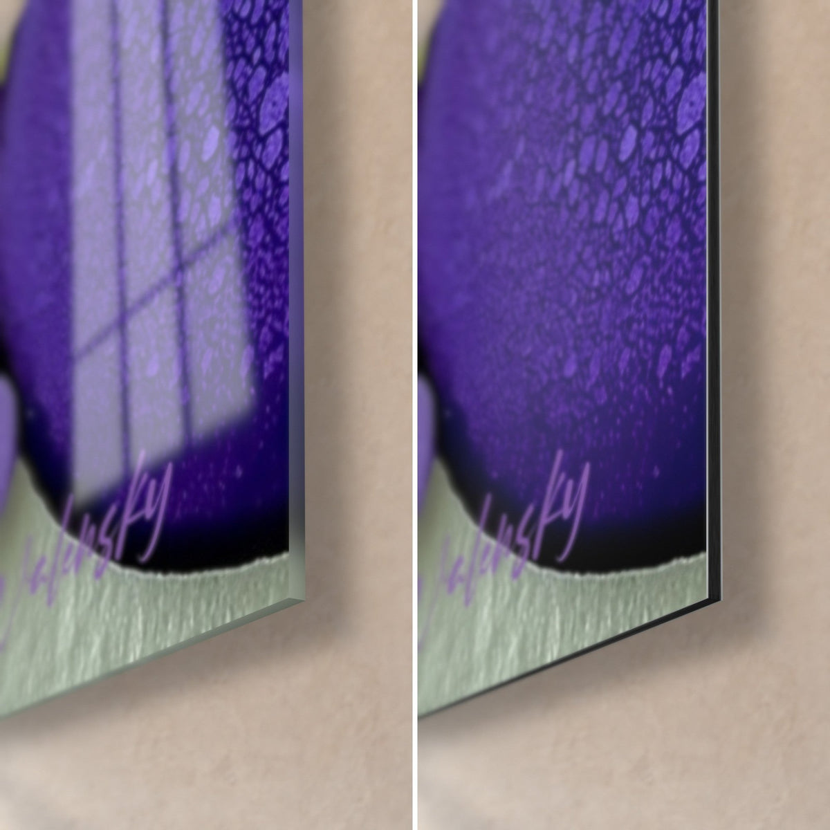 Schilderij diepviolette bol, rechtsonder in het beeld, glanzend glas met vensterweerspiegelingen en mat Dibond, rand van 3 mm