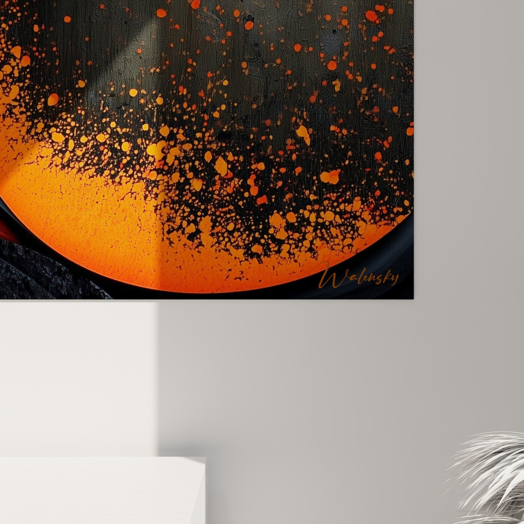 Grain de la peinture révélant les éclaboussures orange vif et les dégradés fauves sur fond anthracite