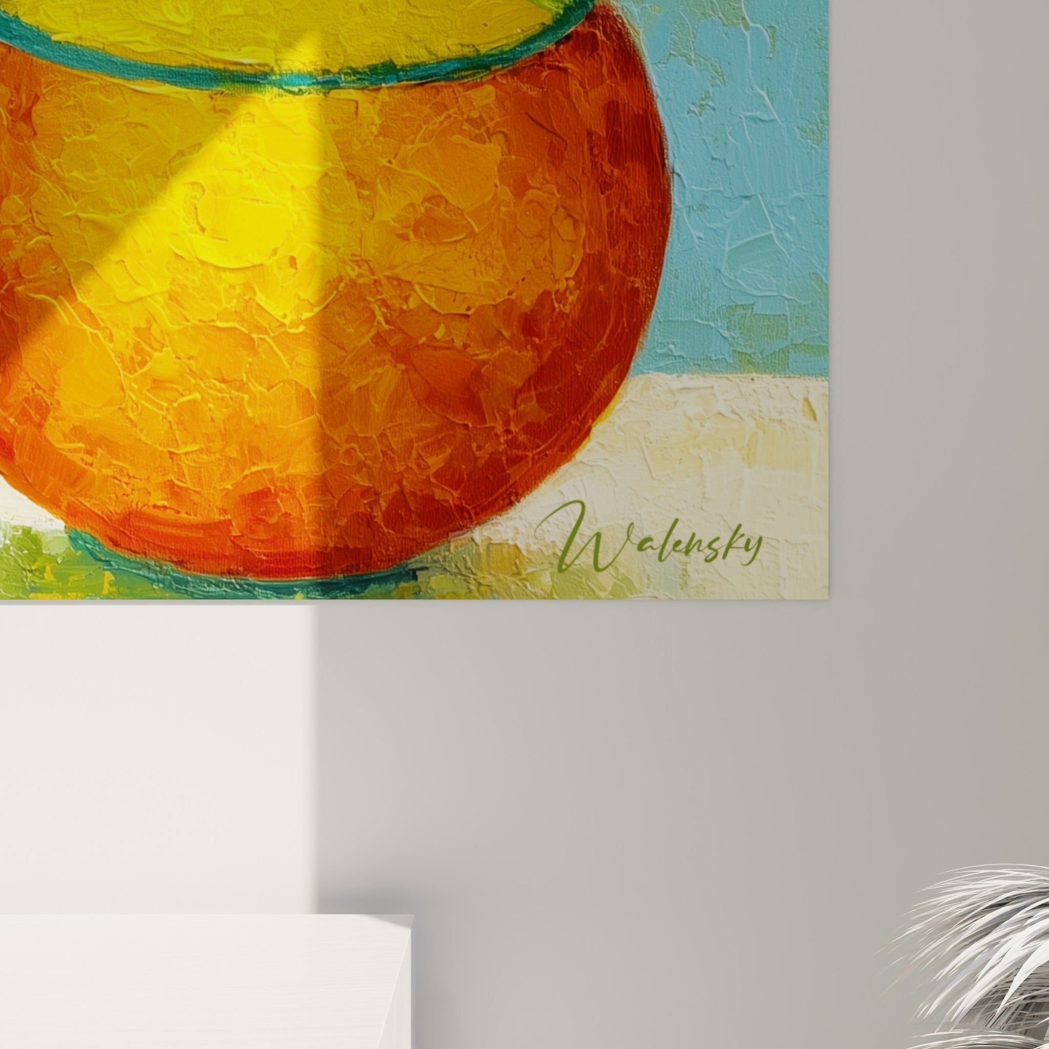 Empâtements de peinture épais révélant les nuances orange, jaune et bleu marine du tableau géométrique abstrait